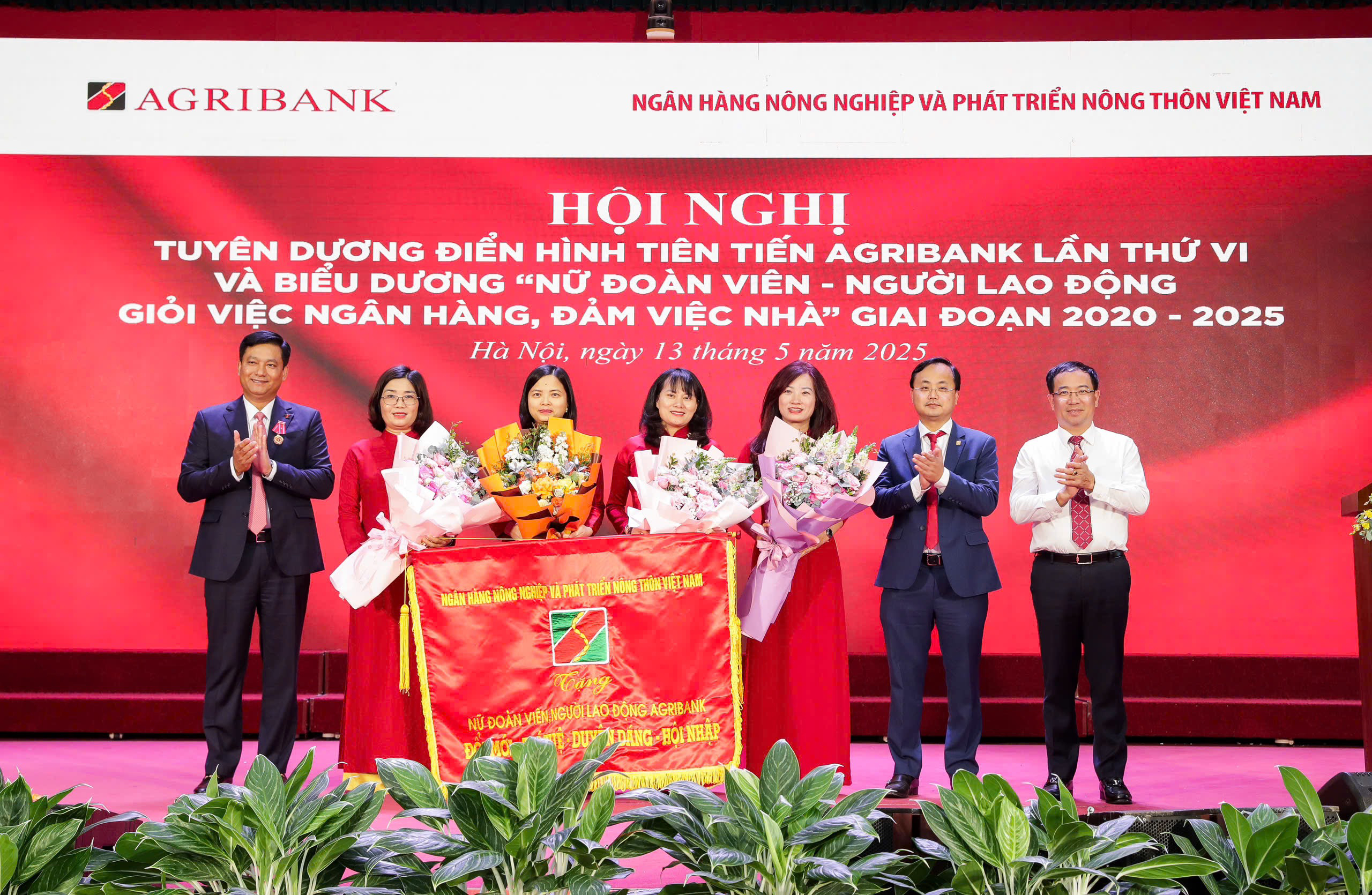 Nữ đoàn viên công đoàn Agribank được lãnh đạo Agribank tặng bức trướng với dòng chữ: Đổi mới, trí tuệ, duyên dáng, hội nhập