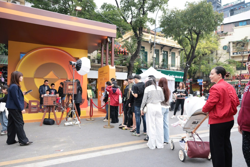 Gian hàng LPBank tại Vietnam Happy Fest 2025 hút khách tham quan