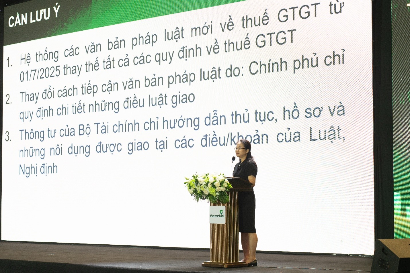 Bà Phạm Thị Minh Hiền, Phó Trưởng Ban Chính sách và Thuế Quốc tế - Cục Thuế trình bày những điểm mới của chính sách thuế GTGT và các nội dung liên quan