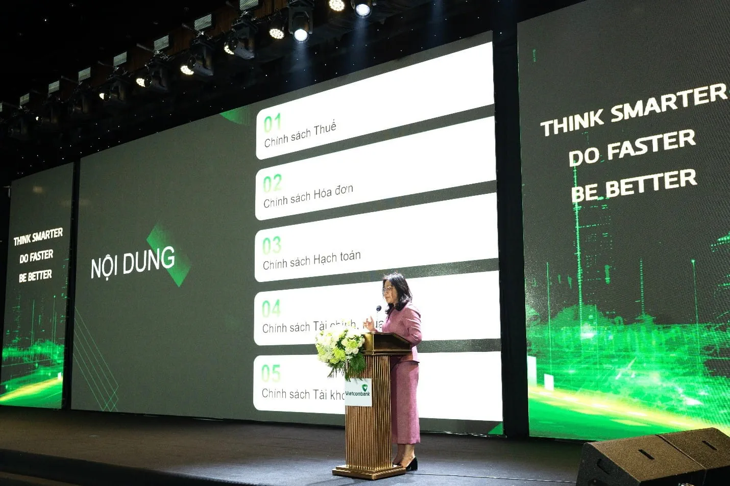 Bà La Thị Hồng Minh - Kế toán trưởng trình bày các nội dung lưu ý trong công tác kế toán tài chính