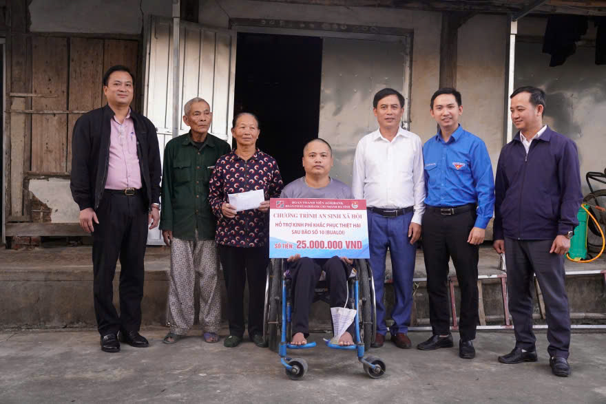 Agribank Chi nhánh Hà Tĩnh trao tặng số tiền 25 triệu đồng cho gia đình ông Nguyễn Sỹ Hồng nhằm khắc phục thiệt hại sau bão số 10 (Bualoi)