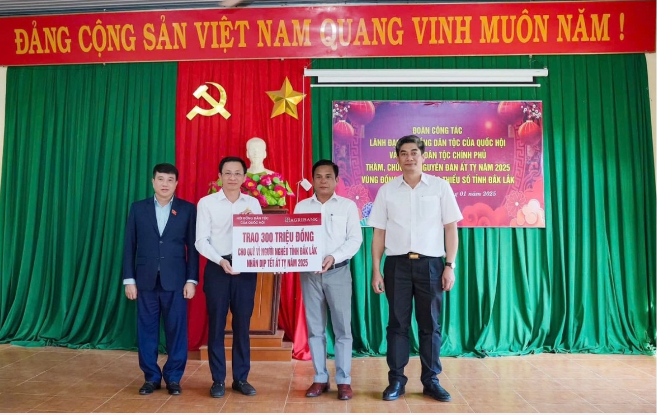 Agribank Chi nhánh Đắk Lắk trao hỗ trợ an sinh xã hội nhân dịp Tết Ất Tỵ năm 2025