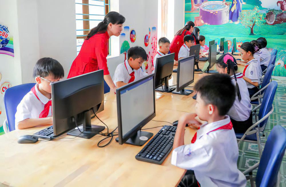 Các em học sinh thực hành trên máy tính do Agribank tài trợ