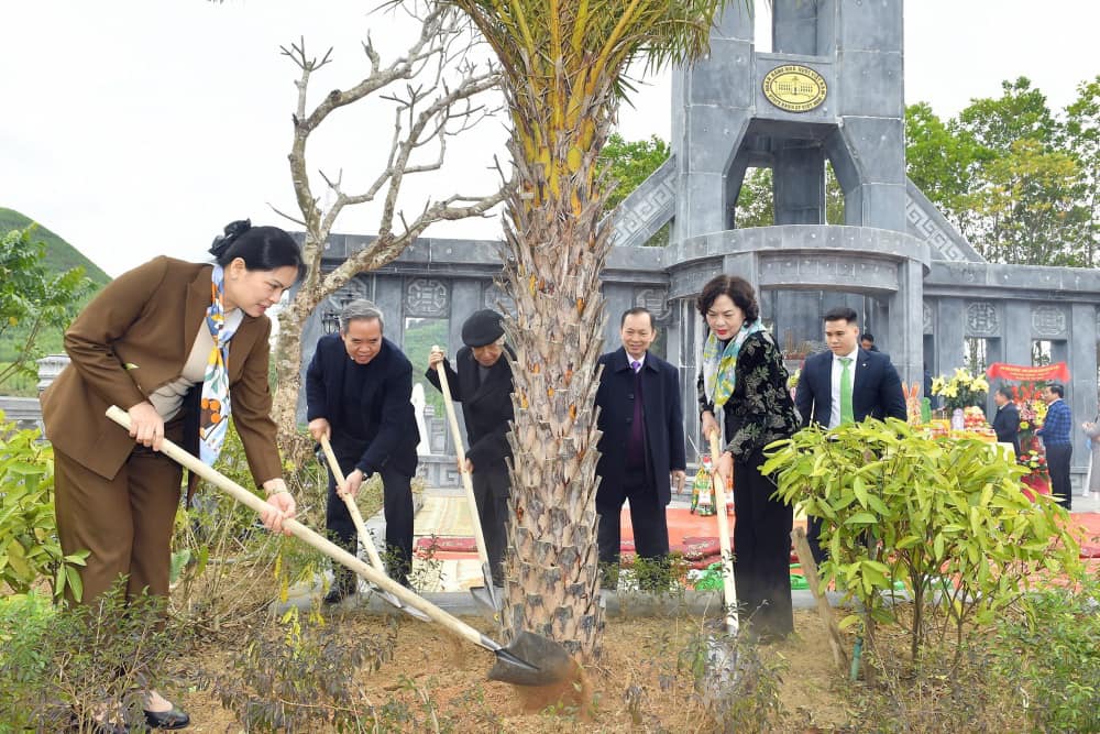 Thống đốc Nguyến Thị Hồng cùng Bí thư Tỉnh uỷ Tuyên Quang Hà Thị Nga và các đồng chí trong Ban lãnh đạo nguyên lãnh đạo NHNN trồng cây tại Khu di tích.Thống đốc Nguyến Thị Hồng cùng Bí thư Tỉnh uỷ Tuyên Quang Hà Thị Nga và các đồng chí trong Ban lãnh đạo nguyên lãnh đạo NHNN trồng cây tại Khu di tích.