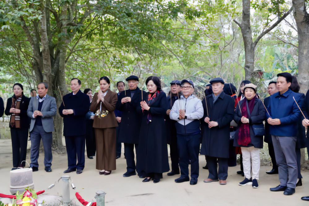 Đoàn công tác dâng hương tại Khu di tích lịch sử Tân Trào