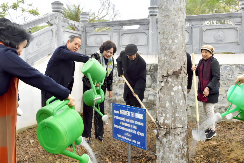 Ngành Ngân hàng phát động Tết trồng cây và chương trình chung tay xóa 1.000 căn nhà tạm, nhà dột nát