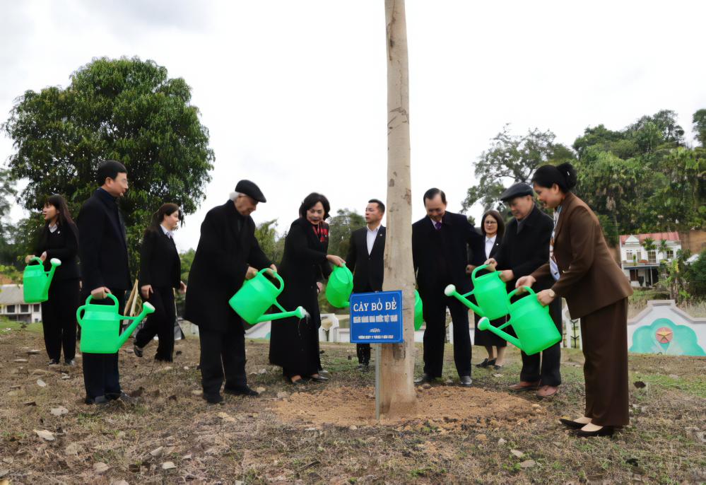 Ngành Ngân hàng phát động Tết trồng cây và chương trình chung tay xóa 1.000 căn nhà tạm, nhà dột nát