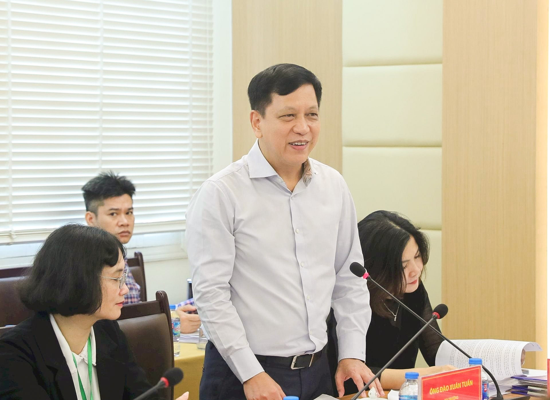 Ông Đào Xuân Tuấn, Vụ trưởng Vụ Quản lý ngoại hối, tham dự và phát biểu tại một cuộc họp của Tổ công tác