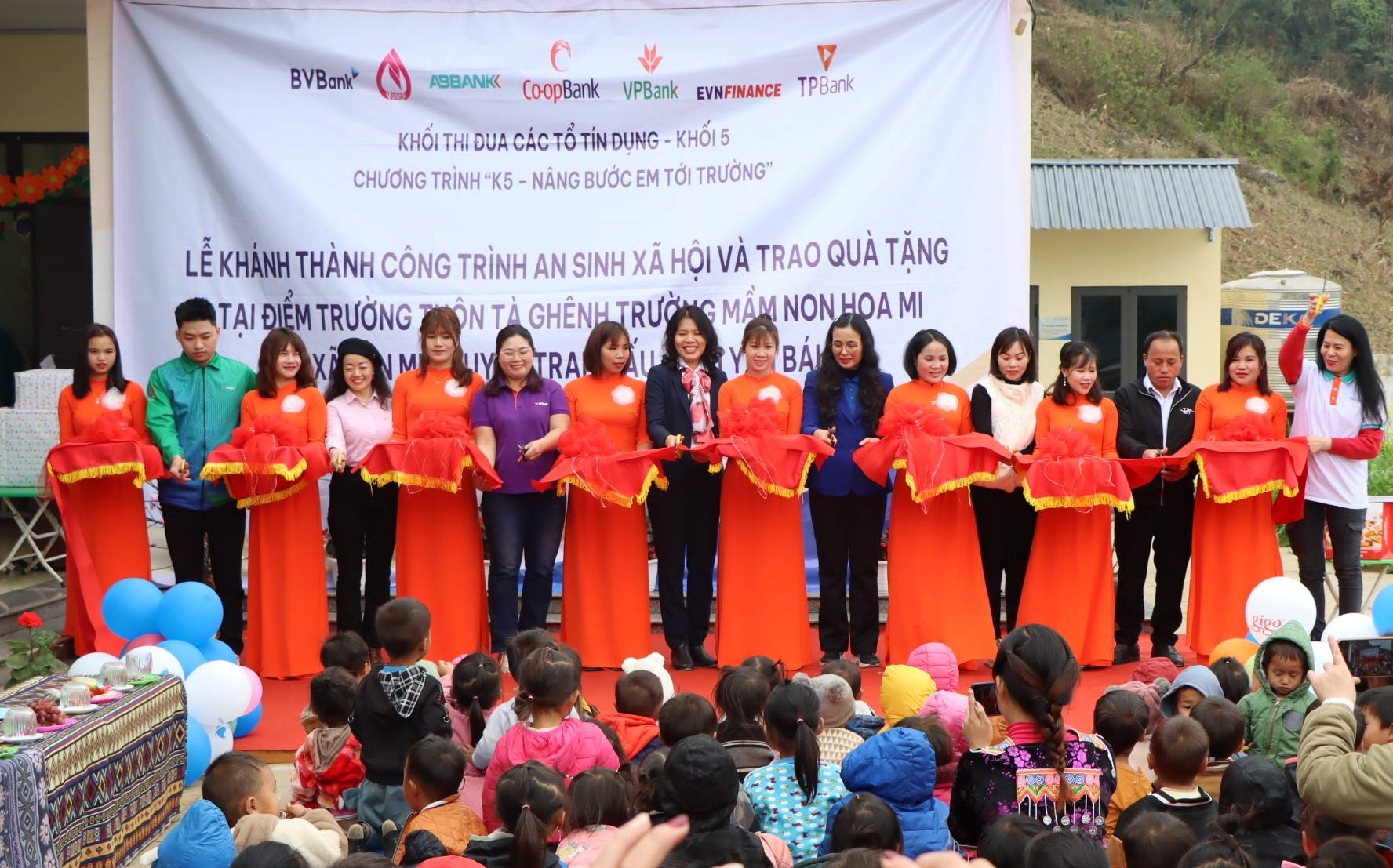 Các đại biểu thực hiện nghi thức cắt băng khánh thành, bàn giao và trao tặng quà tại điểm Trường mầm non Hoạ Mi, xã Bản Mù, huyện Trạm Tấu, tỉnh Yên Bái