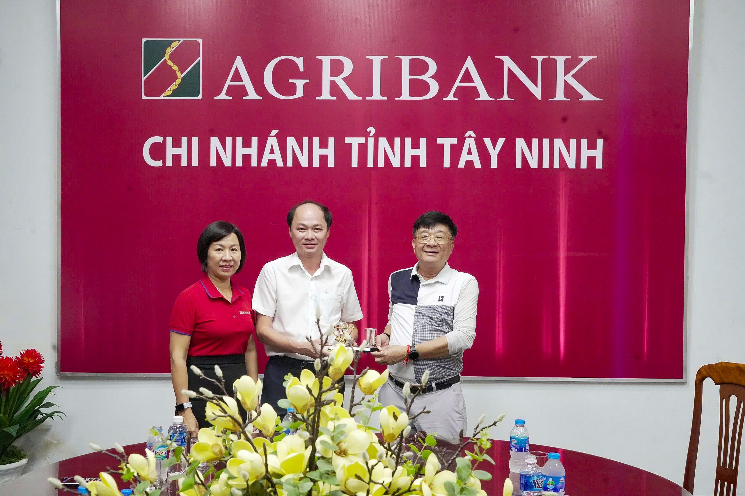 Phó Chủ tịch kiêm Tổng Thư ký Nguyễn Quốc Hùng tặng quà lưu niệm cho lãnh đạo Chi nhánh Agribank Tây Ninh.