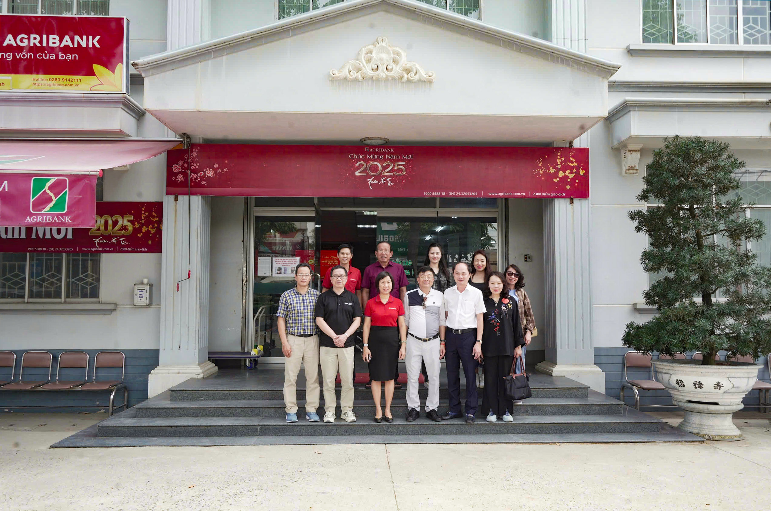 Đoàn công tác của Hiệp hội Ngân hàng Việt Nam chụp ảnh lưu niệm cùng lãnh đạo Chi nhánh Agribank Tây Ninh tại trụ sở.