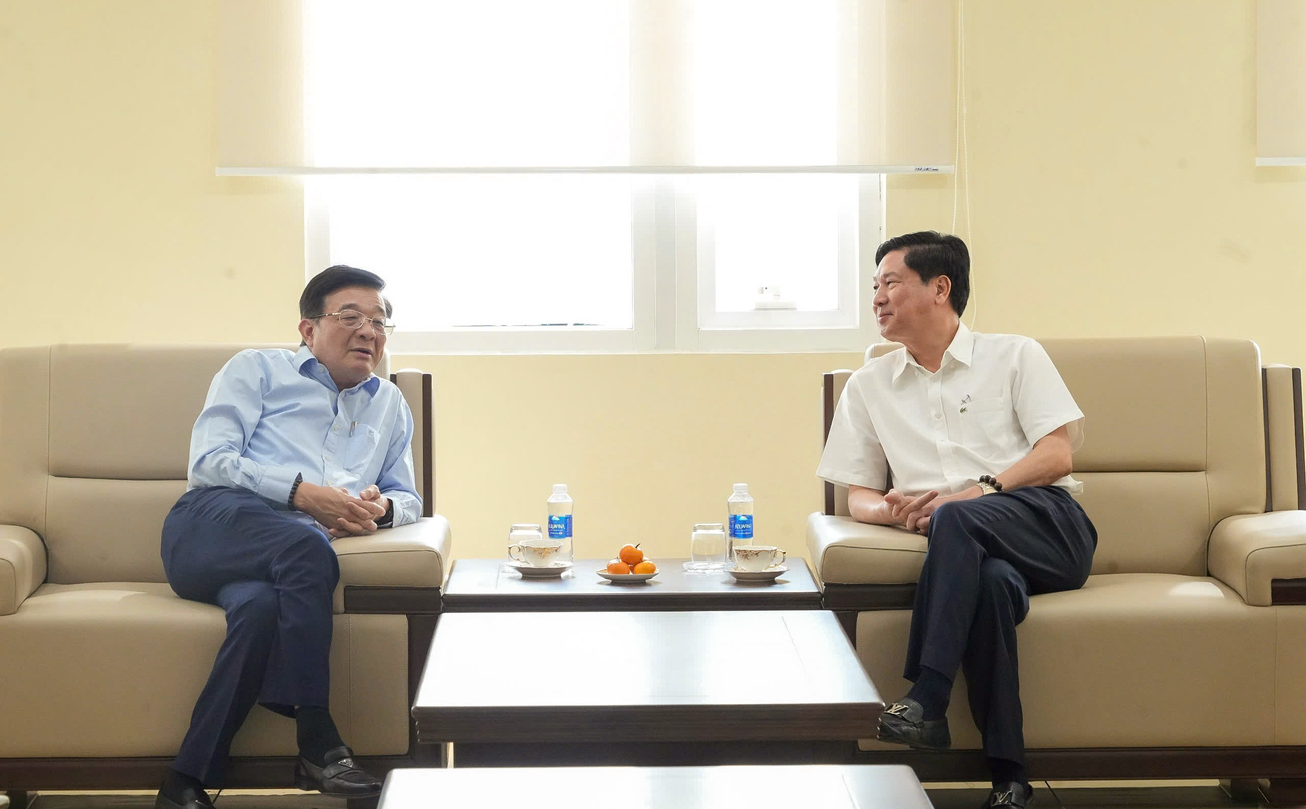 Phó Chủ tịch, Tổng Thư ký Nguyễn Quốc Hùng trao đổi với ông Võ Việt Hùng, Trưởng Văn phòng đại diện Agribank khu vực miền Nam