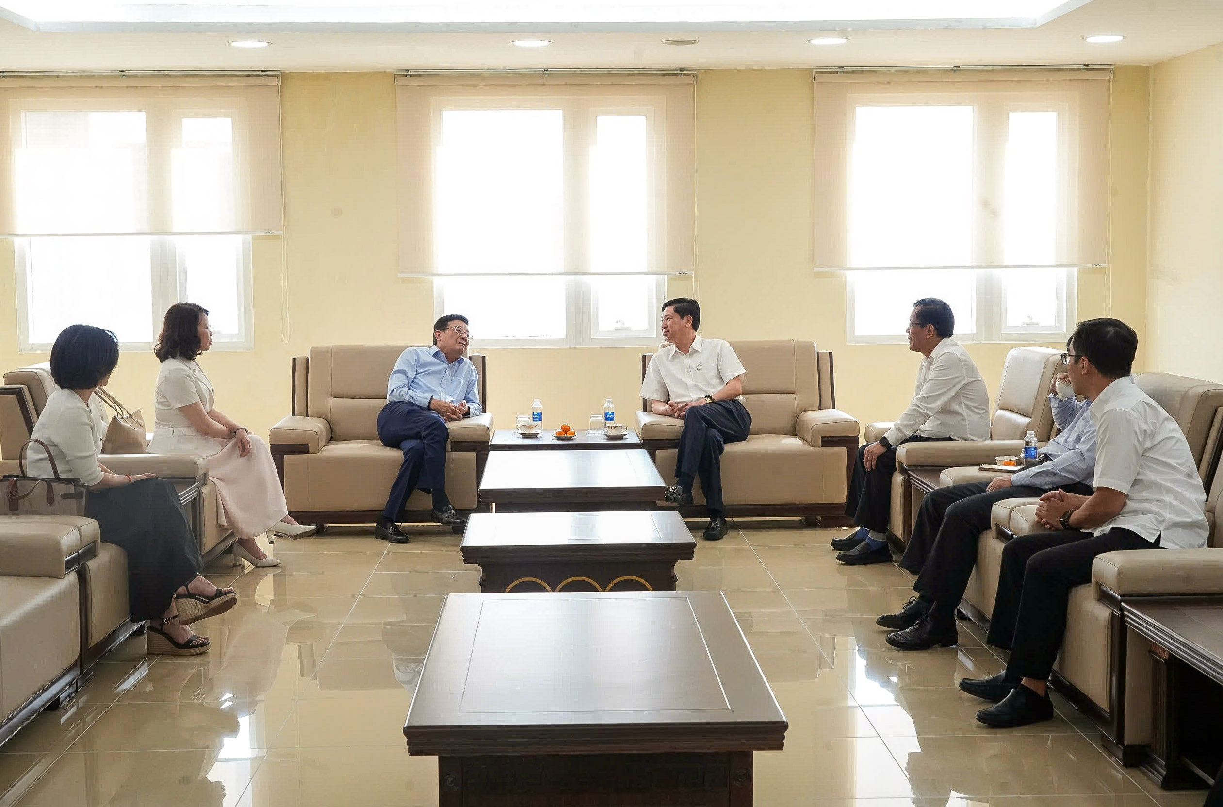 Quang cảnh buổi làm việc