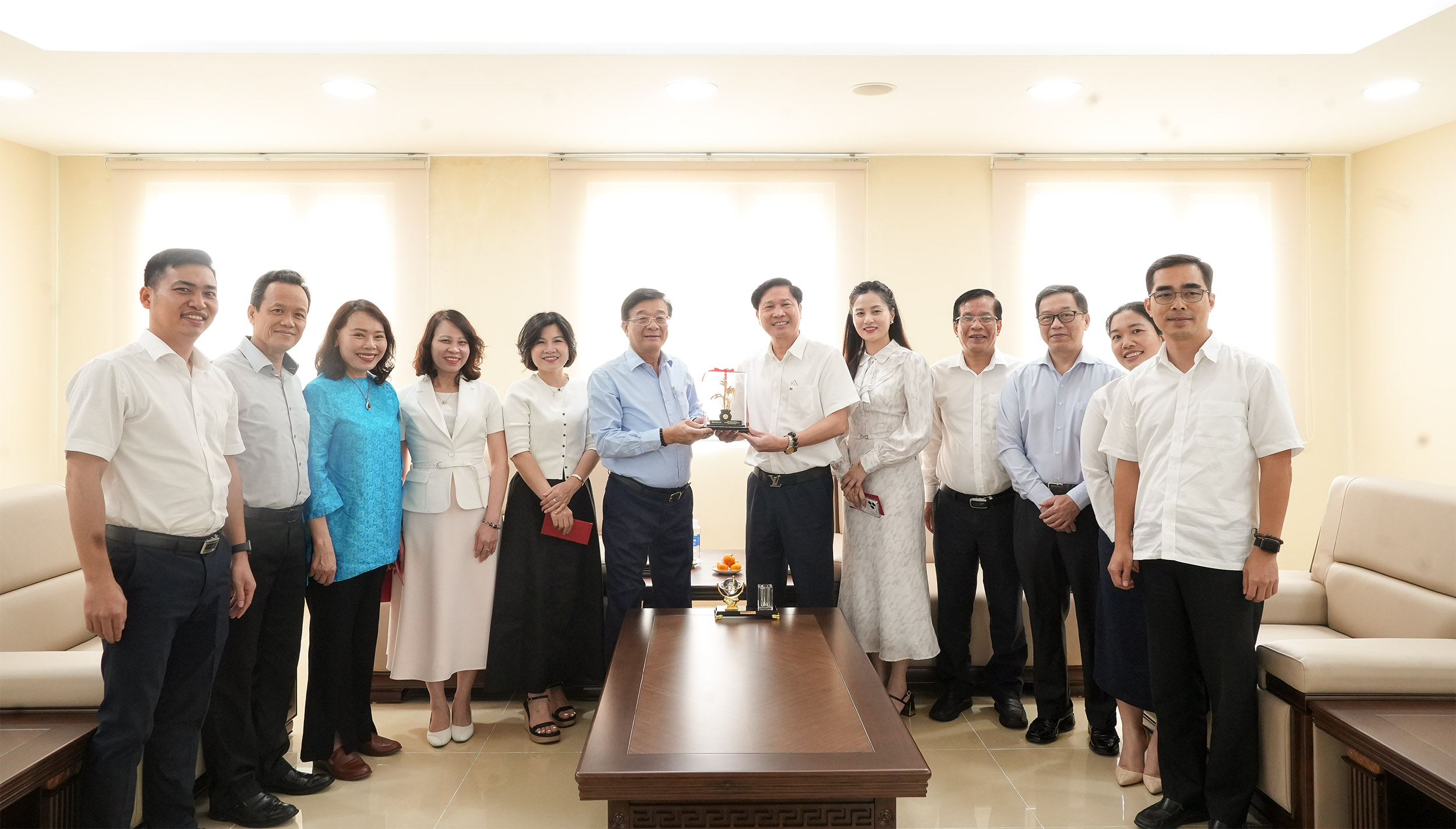Phó Chủ tịch kiêm Tổng Thư ký Nguyễn Quốc Hùng tặng quà và chụp ảnh lưu niệm cùng lãnh đạo Văn phòng Đại diện Agribank khu vực miền Nam