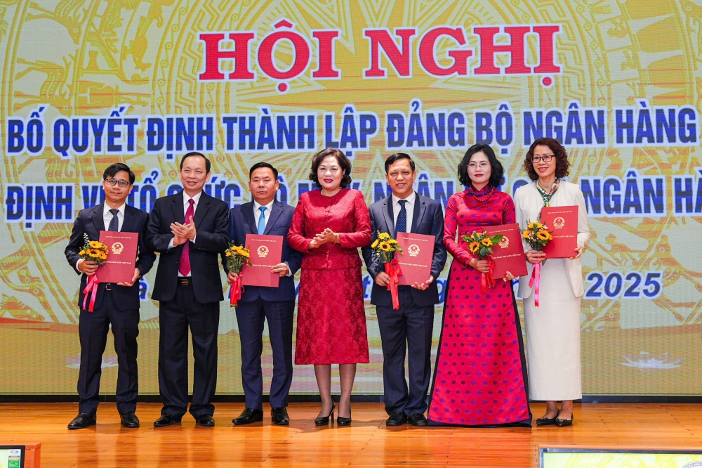 Thống đốc Ngân hàng Nhà nước Nguyễn Thị Hồng trao quyết định bổ nhiệm 5 đồng chí cấp trưởng đơn vị thuộc NHNN