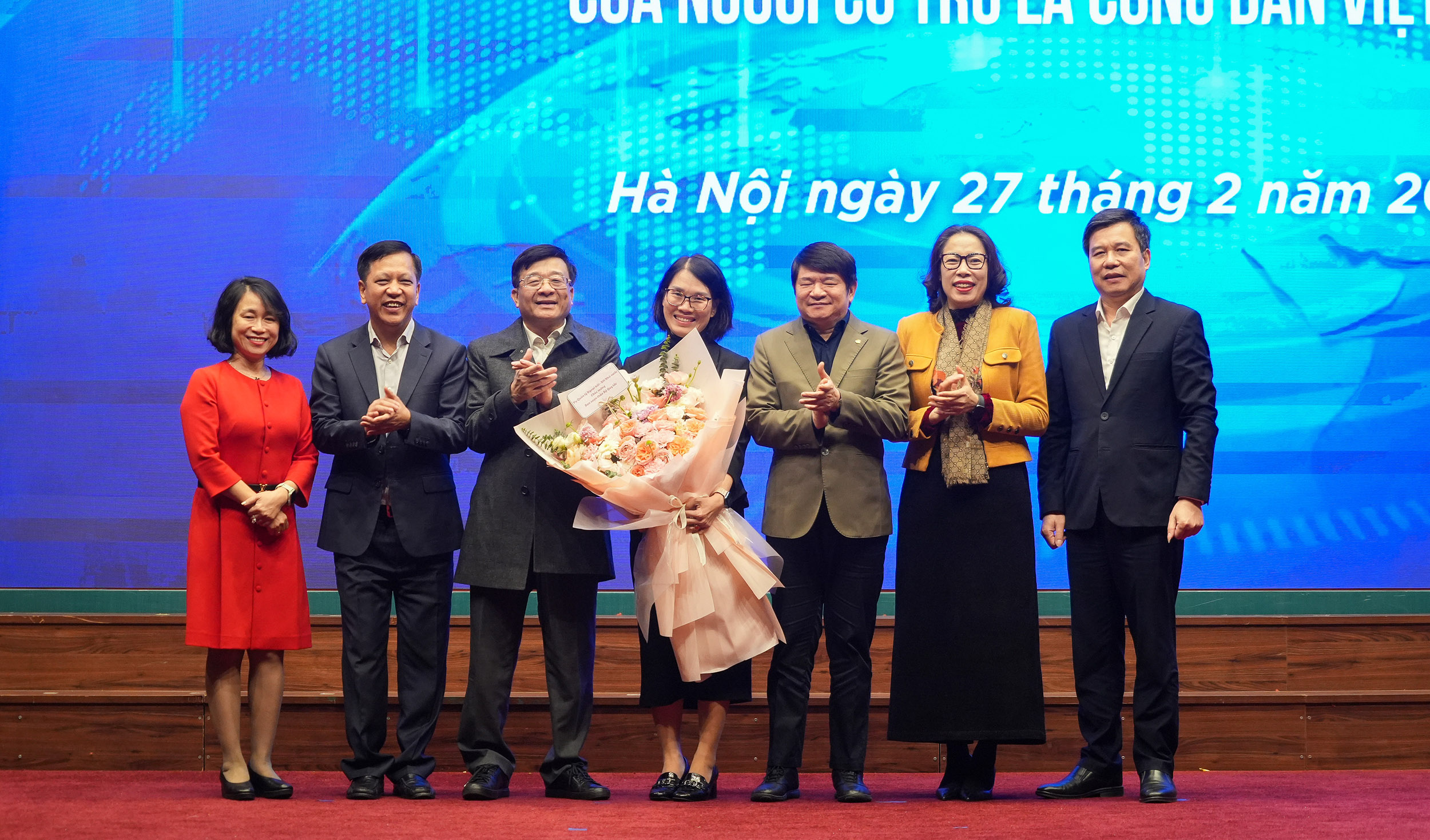 Ông Đào Xuân Tuấn, Vụ trưởng Vụ Quản lý ngoại hối, Ngân hàng Nhà nước trao hoa tặng Ban soạn thảo Bộ quy tắc
