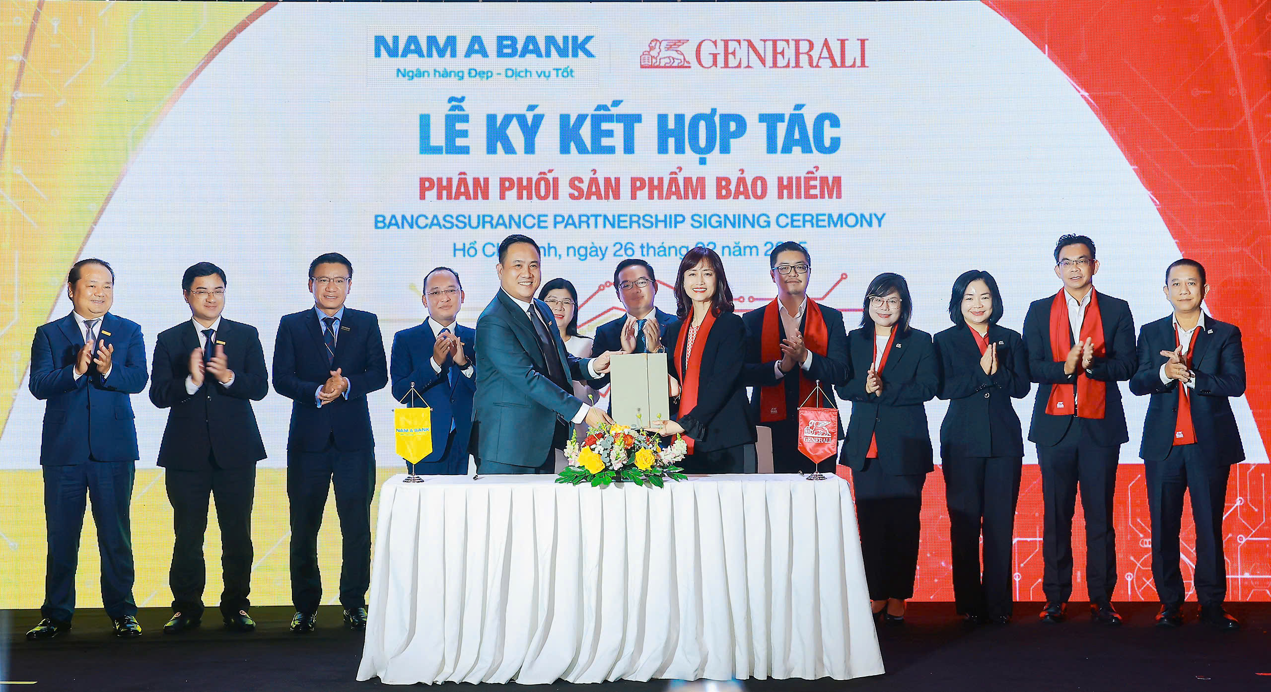 Đại diện Nam A Bank và Generali Việt Nam thực hiện nghi thức ký kết thỏa thuận hợp tác