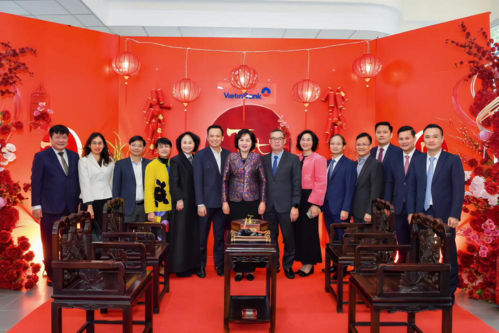 Thống đốc Nguyễn Thị Hồng cùng đại diện lãnh đạo các đơn vị NHNN thăm, chúc mừng năm mới Vietibank