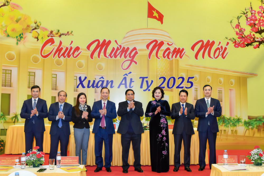 Thủ tướng Phạm Minh Chính chúc mừng năm mới và giao nhiệm vụ cho ngành Ngân hàng