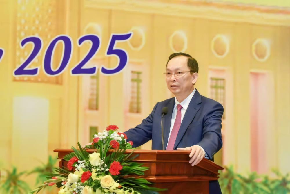 Phó Thống đốc thường trực Đào Minh Tú báo cáo tình hình hoạt động của ngành Ngân hàng
