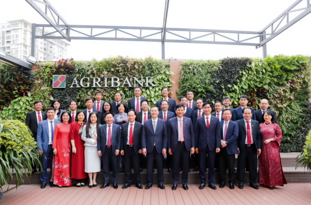 Phó Thống đốc Phạm Quang Dũng cùng lãnh đạo một số đơn vị thuộc NHNN, lãnh đạo Agribank chụp ảnh lưu niệm