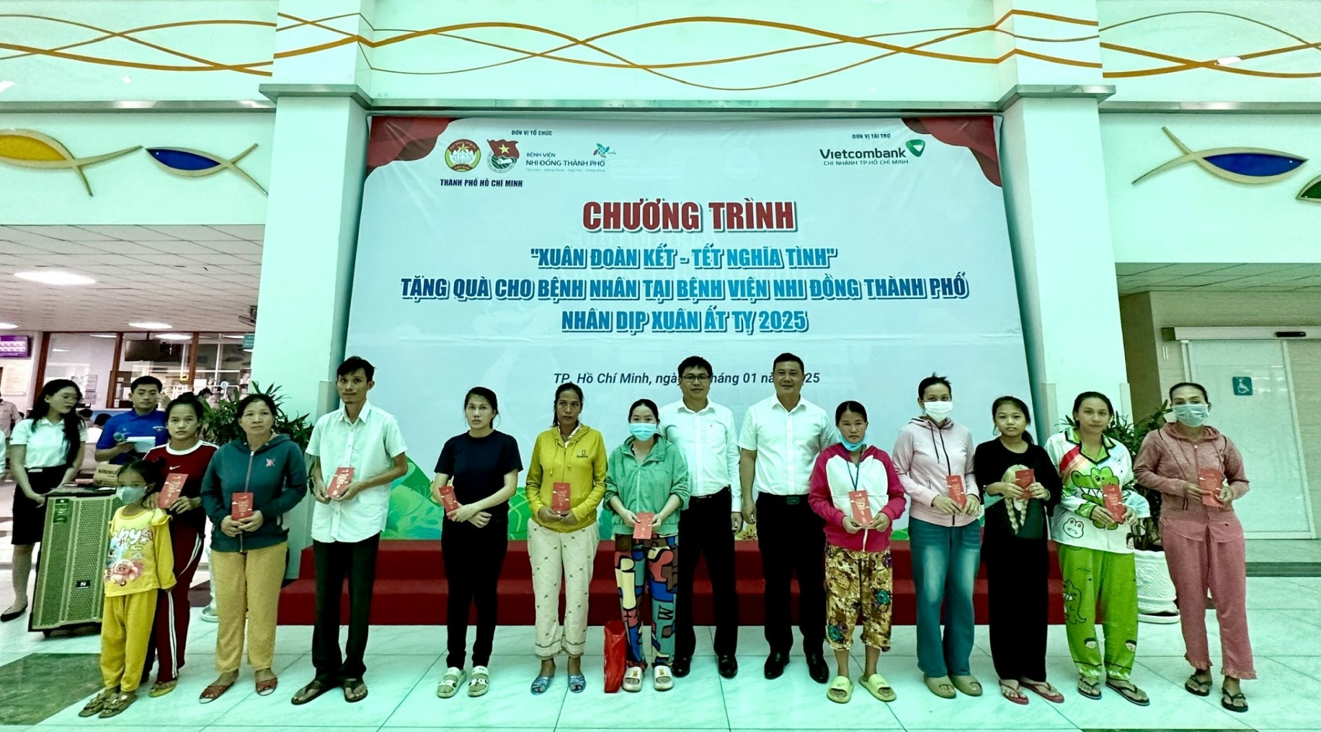 Vietcombank TP. HCM tặng quà Tết cho các gia đình khó khăn