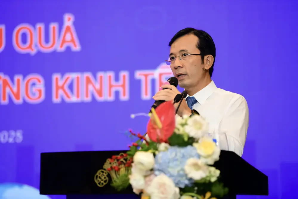 Phó Tổng biên tập báo Tuổi Trẻ - ông Trần Xuân Toàn phát biểu tại Hội thảo