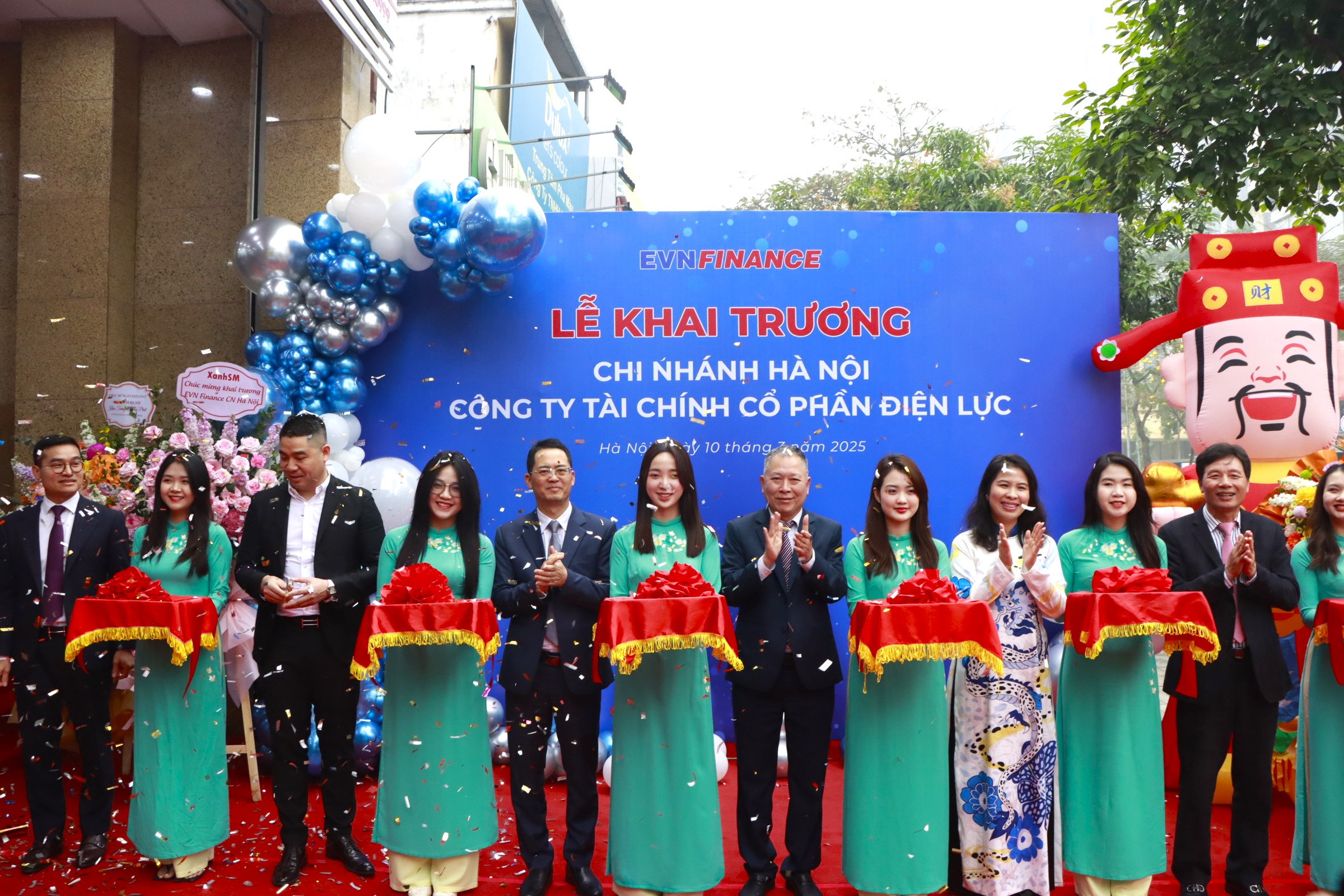 Lãnh đạo EVNFinance cùng lãnh đạo Ngân hàng Nhà nước Việt Nam Chi nhánh Khu vực 1 và đối tác cắt băng khai trương Chi nhánh Hà Nội