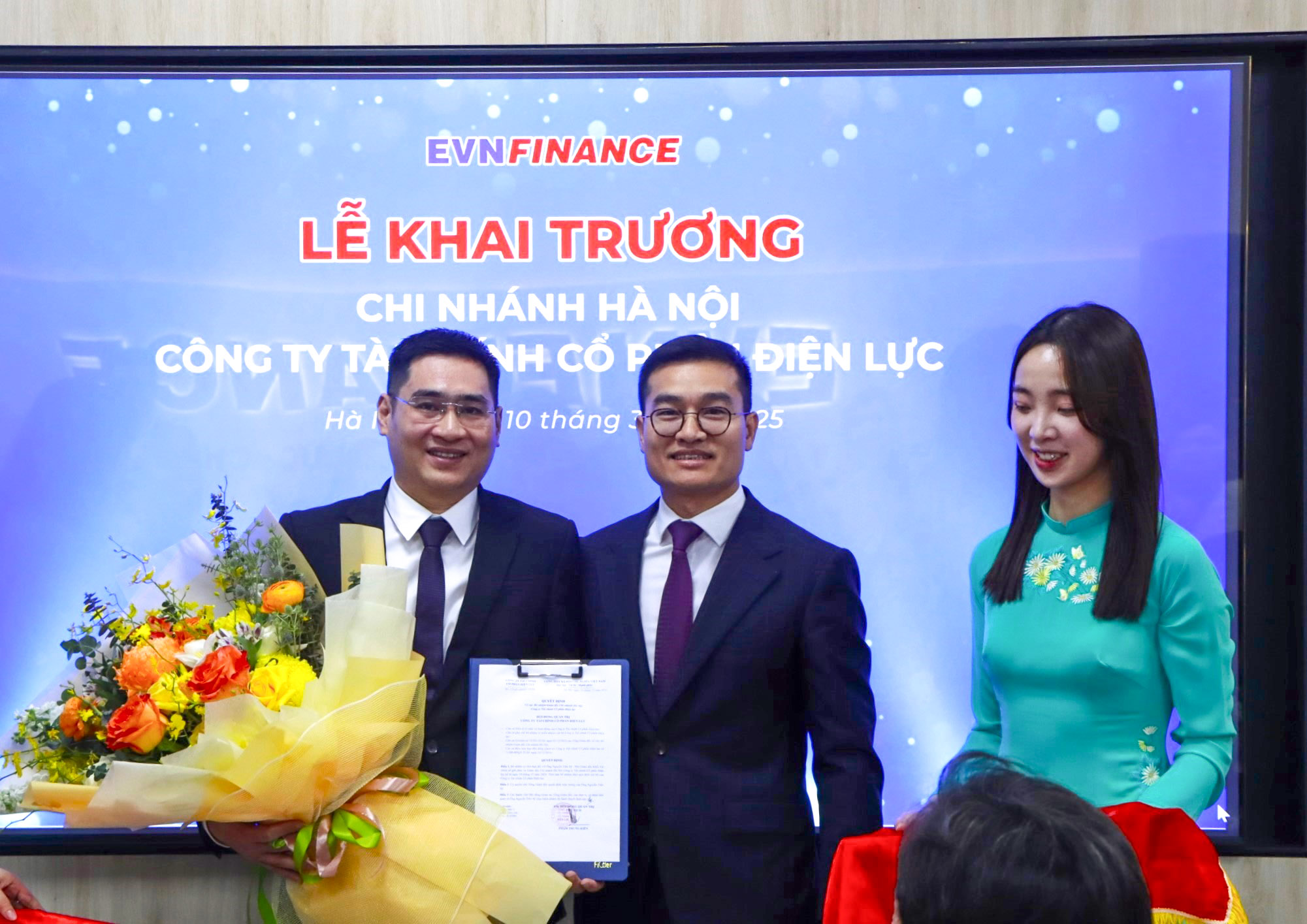 Ông Mai Danh Hiền - Tổng Giám đốc, Thành viên HĐQT trao quyết định bổ nhiệm và giao nhiệm vụ cho Giám đốc Chi nhánh Hà Nội