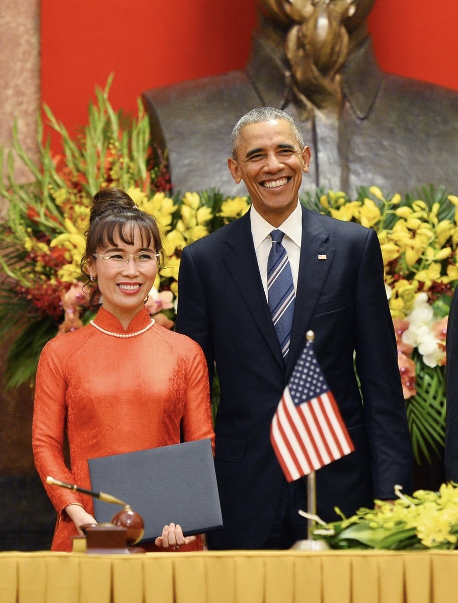 TS. Nguyễn Thị Phương Thảo và cựu Tổng thống Hoa Kỳ Obama tại sự kiện ký kết hợp tác giữa Vietjet và Boeing tại Hà Nội ngày 23/5/2016