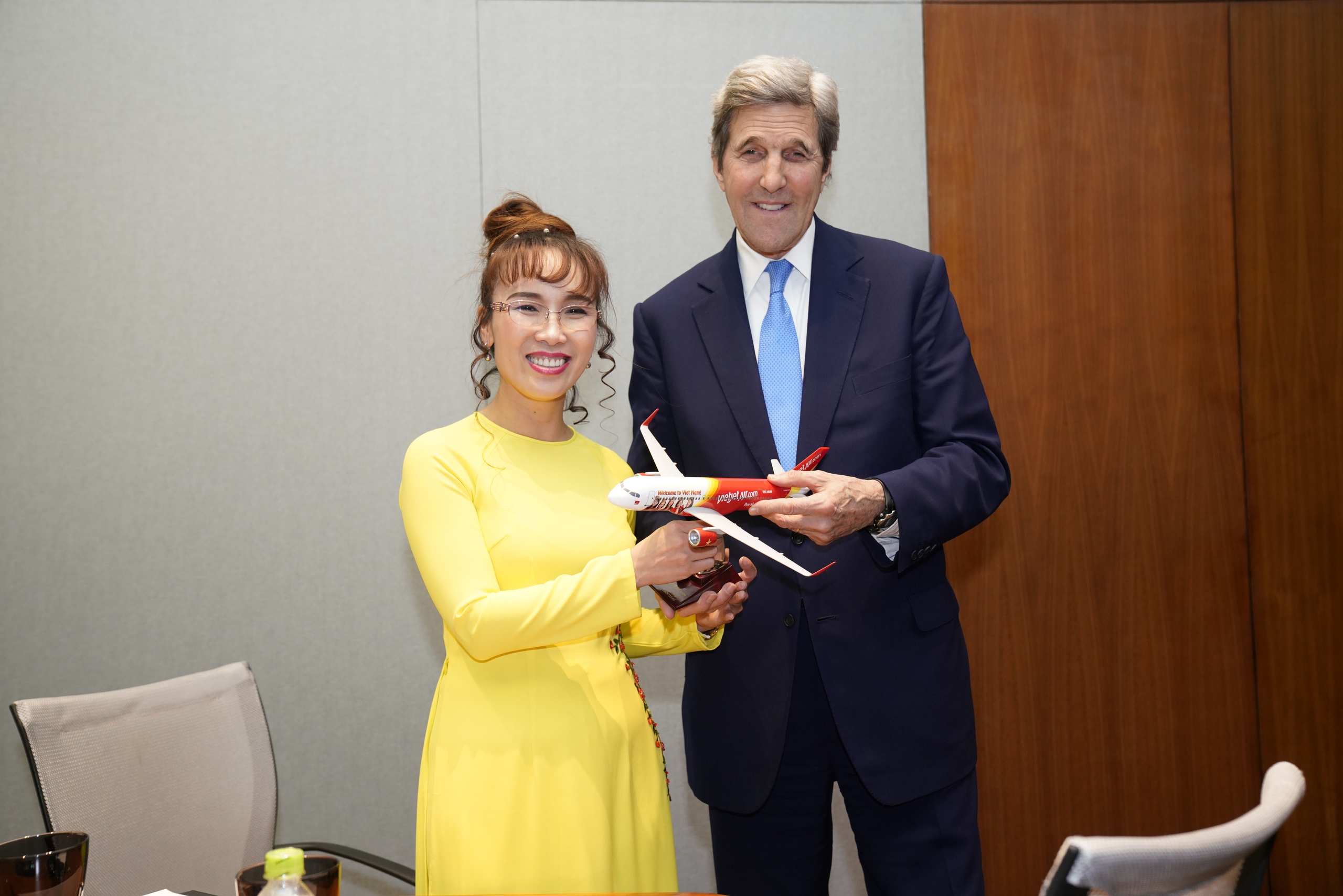 TS. Nguyễn Thị Phương Thảo và cựu Ngoại trưởng Hoa Kỳ John Kerry ngày 19/1/2019
