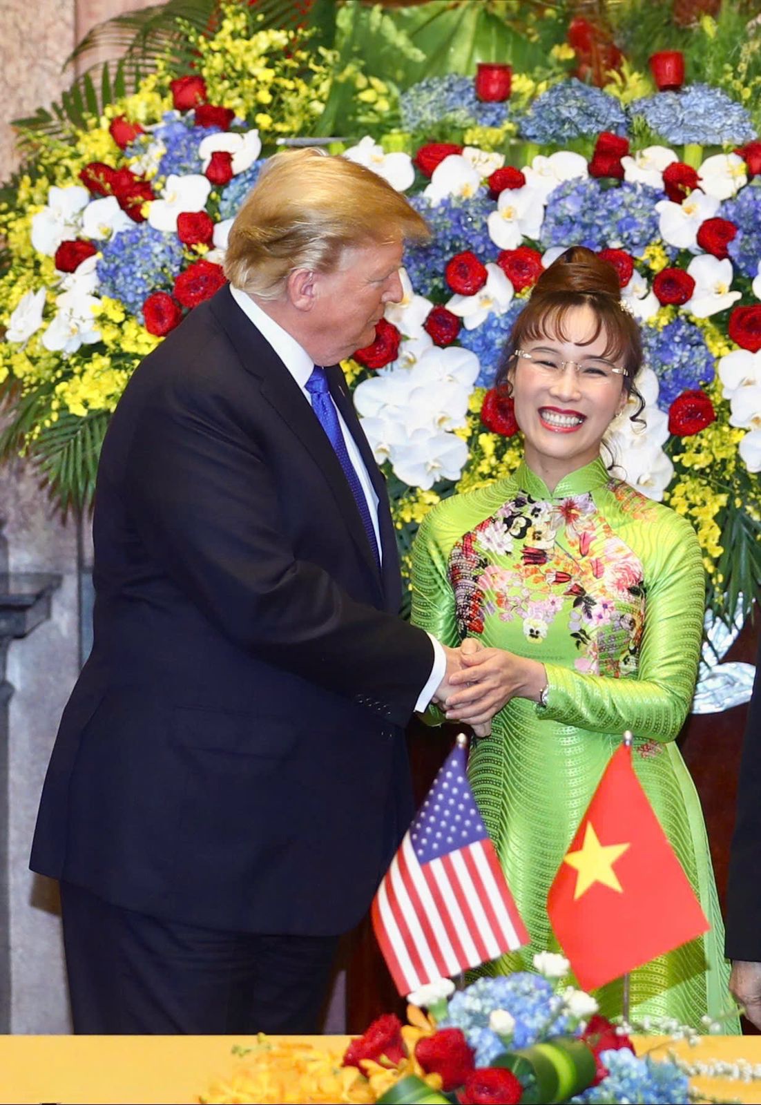 Tổng thống Hoa Kỳ Donald Trump chúc mừng Tiến sĩ Nguyễn Thị Phương Thảo với hợp đồng đặt mua 100 tàu bay Boeing trong sự kiện ký kết tại Hà Nội ngày 27/2/2017