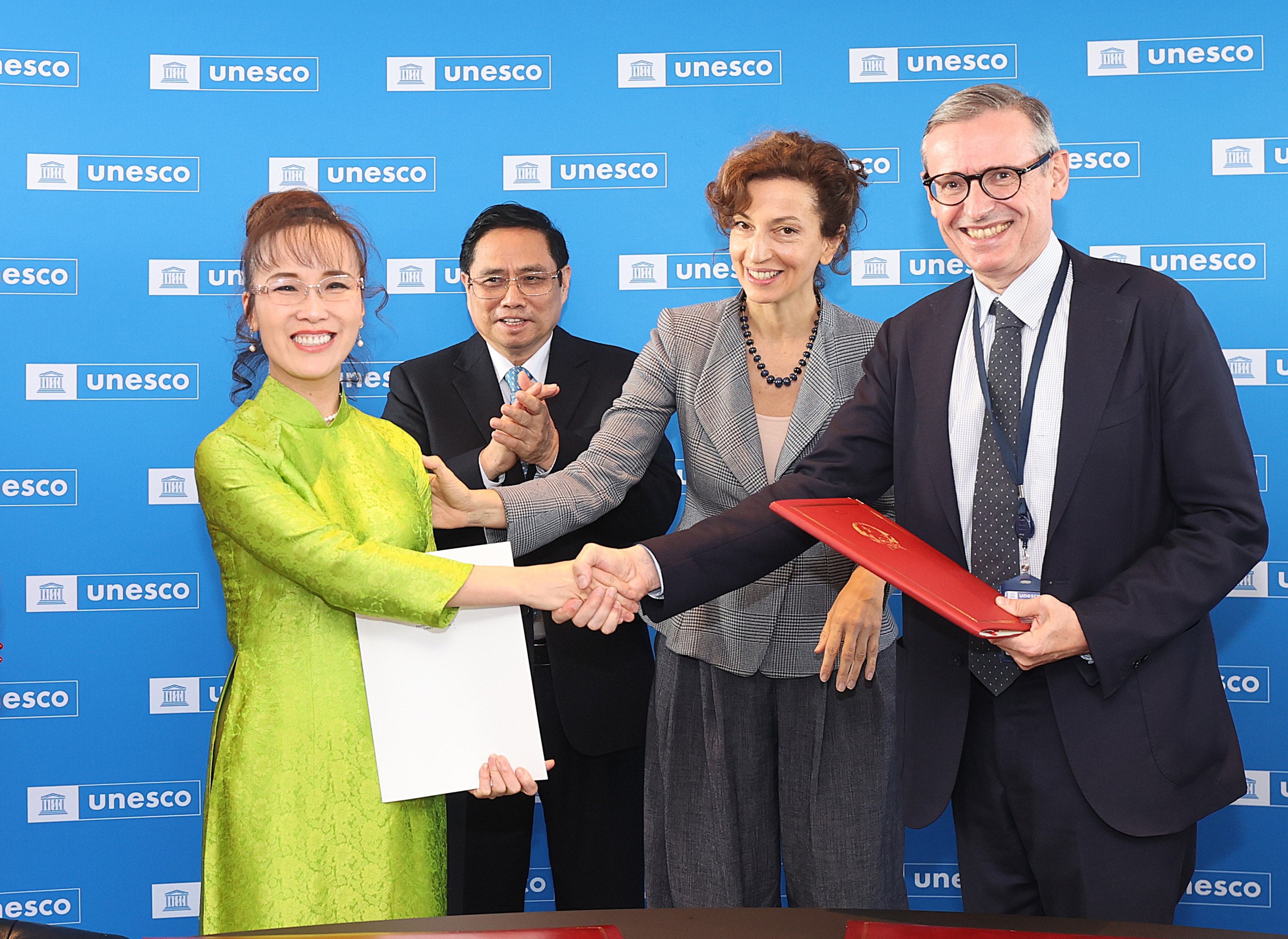 Tiến sĩ Nguyễn Thị Phương Thảo ký Thỏa thuận hợp tác với UNESCO thúc đẩy mạng lưới các thành phố sáng tạo và phát triển du lịch bền vững tại Việt Nam trước sự chứng kiến của Thủ tướng Chính phủ Phạm Minh Chính