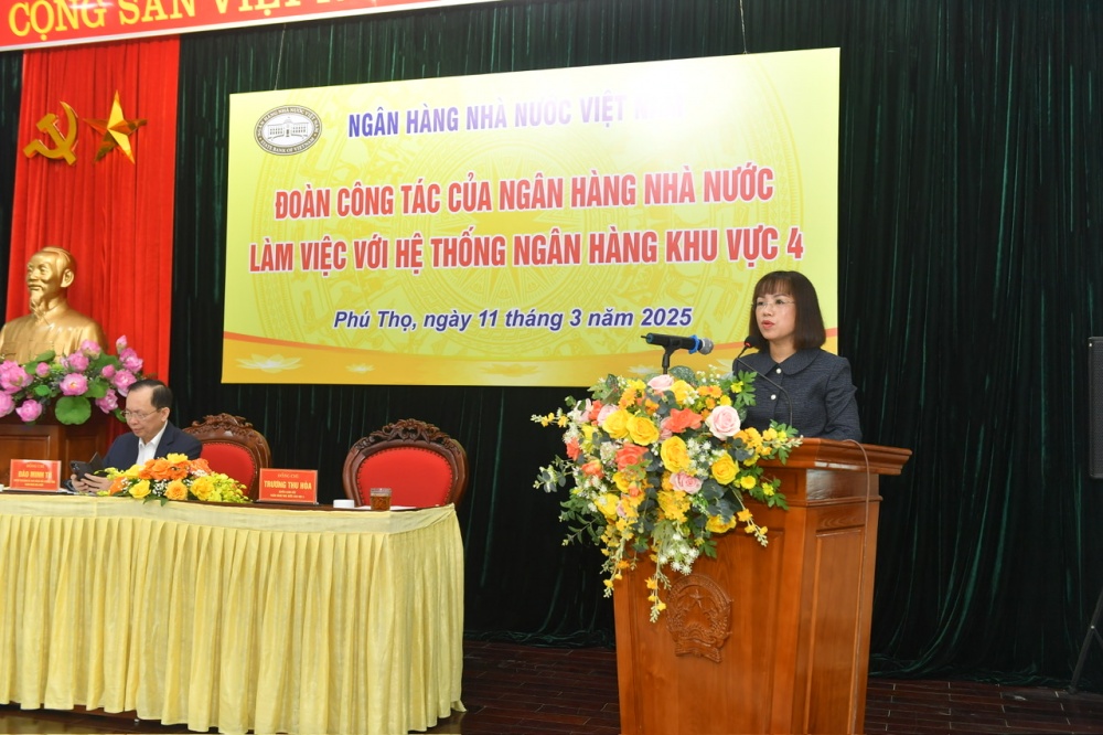 Quyền Giám đốc NHNN khu vực 4 Trương Thu Hòa phát biểu tại buổi làm việc