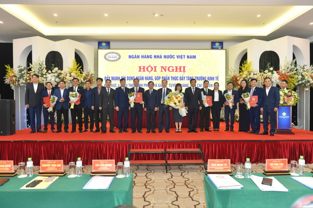 NHNN Khu vực 4: Đảm bảo hoạt động tiền tệ, tín dụng, ngân hàng thông suốt hiệu quả an toàn 11/03/2025Copy link| Cỡ chữ: A-A+ | Tương phản | Sáng ngày 11/3/2025, Đoàn công tác của Ngân hàng Nhà nước Việt Nam (NHNN) do Phó Thống đốc Thường trực Đào Minh Tú làm Trưởng đoàn đã làm việc với hệ thống ngân hàng khu vực 4. Phó Thống đốc Thường trực NHNN Đào Minh Tú phát biểu chỉ đạo tại buổi làm việc Phát biểu khai mạc buổi làm việc, Phó Thống đốc Đào Minh Tú cho biết, đây là hoạt động đầu tiên của Ban lãnh đạo NHNN trong chương trình đi khảo sát tại 15 khu vực sau khi thực hiện cơ cấu tổ chức mới, để nắm bắt ngay kết quả triển khai của việc sắp xếp tinh gọn bộ máy. Đồng thời tìm hiểu và tháo gỡ những vướng mắc, khó khăn nhằm đảm bảo hoạt động tiền tệ, tín dụng, ngân hàng trên địa bàn an toàn, thông suốt. Báo cáo đoàn công tác, Quyền Giám đốc NHNN Chi nhánh Khu vực 4 Trương Thu Hòa cho biết, từ ngày 01/3/2025, chi nhánh chính thức vận hành theo mô hình mới theo Nghị định số 26/2025/NĐ-CP ngày 24/02/2025 của Chính phủ quy định chức năng, nhiệm vụ, quyền hạn và cơ cấu tổ chức của NHNN Việt Nam trên cơ sở hợp nhất NHNN chi nhánh tỉnh: Phú Thọ, Vĩnh Phúc, Hà Giang, Tuyên Quang, Lào Cai, Yên Bái. NHNN Khu vực 4 trụ sở đặt tại thành phố Việt Trì, tỉnh Phú Thọ và 05 điểm vệ tinh hoạt động tại các tỉnh: Vĩnh Phúc, Hà Giang, Tuyên Quang, Lào Cai, Yên Bái. Cơ cấu tổ chức của NHNN khu vực 04 gồm: 07 phòng với tổng số cán bộ, công chức, người lao động đến thời điểm 01/3/2025 là 235 người. Với chức năng thực hiện quản lý nhà nước về tiền tệ, hoạt động ngân hàng và ngoại hối trên địa bàn các tỉnh trong khu vực, Chi nhánh tiếp tục thực hiện chức năng tham mưu cho cấp uỷ, chính quyền địa phương về các lĩnh vực liên quan đến tiền tệ, hoạt động ngân hàng và ngoại hối phục vụ xây dựng và phát triển kinh tế - xã hội trên địa bàn. Mạng lưới hoạt động trong khu vực đảm bảo an toàn, phù hợp, hiệu quả hơn với mục tiêu đáp ứng các dịch vụ tài chính, ngân hàng, bảo hiểm tín dụng đến tận các xã, vùng sâu, vùng xa. Đến nay, hệ thống NH trong khu vực có 29 hệ thống các TCTD với 102 chi nhánh NH cấp 1 gồm: 10 chi nhánh NHTM nhà nước, 26 chi nhánh NHTMCP nhà nước, 55 chi nhánh NHTMCP ngoài nhà nước, 06 chi nhánh NHCSXH, 02 chi nhánh ngân hàng nước ngoài, 03 chi nhánh NHHTX; Có 98 QTDND; 02 chi nhánh Tổ chức tài chính vi mô (TYM). Trên địa bàn Khu vực có 446 phòng giao dịch, 787 ATM, 2.896 máy POS và 05 điểm giao dịch lưu động. Quyền Giám đốc Trương Thu Hòa cho biết, chi nhánh đã bám sát nội dung định hướng và kế hoạch triển khai các nhiệm vụ trọng tâm bảo đảm đúng tiến độ theo yêu cầu; Xây dựng phương án, kế hoạch với các nhiệm vụ trọng tâm và chuẩn bị đầy đủ điều kiện vật chất cần thiết để sắp xếp tổ chức bộ máy, công chức trong khu vực; Cơ bản điều kiện làm việc đến nay hoàn thành, đường truyền thông suốt đi vào hoạt động đúng tiến độ. image Quyền Giám đốc NHNN khu vực 4 Trương Thu Hòa phát biểu tại buổi làm việc Theo chia sẻ của bà Trương Thu Hòa, NHNN khu vực 4 luôn nhận được sự chỉ đạo rất sát sao, động viên kịp thời trong từng giai đoạn, từng thời điểm. Theo đó, việc triển khai của Ban Giám đốc khu vực luôn tạo được sự đồng thuận, tin tưởng, yên tâm công tác và tâm thế sẵn sàng cho việc thay đổi về công việc và cuộc sống. Sự phối hợp của các Vụ, cục bám sát nhiệm vụ, chỉ đạo kịp thời, tận tình hướng dẫn các chi nhánh trong từng phần hành nghiệp vụ, giải đáp thỏa đáng những khó khăn, vướng mắc trong triển khai thực hiện tại các chi nhánh. Ban Trù bị, Giám đốc các chi nhánh đã bám sát, chủ động và quyết liệt trong việc triển khai Nghị quyết 18, chỉ đạo của Thống đốc NHNN. Nắm bắt tư tưởng, tâm tư của cán bộ trong chi nhánh, có những động viên, chia sẻ kịp thời. Tư tưởng của cán bộ ổn định, thái độ tích cực, trách nhiệm và tận tâm với công việc. Quan tâm đến CBCC trong thực hiện nhiệm vụ tại địa điểm mới. Đại diện Agribank Chi nhánh Tuyên Quang cho biết, sau 10 ngày NHNN Việt Nam khu vực 4 chính thức vận hành theo mô hình mới về cơ bản hoạt động của chi nhánh chưa có phát sinh vướng mắc. Đây cũng là ý kiến chung của các TCTD trong khu vực. Tuy nhiên, các TCTD cũng băn khoăn khi việc thành lập NHNN khu vực sẽ làm giảm sự hiện diện của NHNN tại các địa phương, cũng như việc nắm bắt tình hình kinh tế địa phương có thể không kịp thời. Chưa kể mỗi tỉnh địa phương có đặc thù riêng nên nhu cầu về tín dụng cũng khác nhau. Vì vậy, vai trò hỗ trợ cho các TCTD tại địa phương sẽ bị giảm. Đại diện BIDV Chi nhánh Hà Giang lo ngại việc địa bàn rộng và xa sẽ làm mất nhiều thời gian đi lại khi đến làm việc với NHNN các tỉnh. Còn đại diện VietinBank Phú Thọ nhìn nhận, việc thực hiện NHNN khu vực tác động lớn đến NHTM, đặc biệt là hoạt động thanh toán, cung ứng tiền mặt. Phó Giám đốc NHCSXH chi nhánh Lào Cai Nguyễn Thị Thu lo lắng về hiệu quả tín dụng chính sách. Bởi trước đây Giám đốc NHNN chi nhánh tỉnh là thành viên Ban đại diện HĐQT NHCSXH tỉnh và có vai trò quan trọng trong việc tham mưu UBND tỉnh nâng cao hiệu quả tín dụng chính sách như tham mưu triển khai các chính sách tín dụng đặc thù tại địa phương, thực hiện các Chỉ thị, nghị quyết của Đảng chính phủ… image Từ những trăn trở này đại diện các TCTD đề xuất đẩy mạnh truyền thông về vai trò ý nghĩa của việc thành lập NHNN chi nhánh khu vực, tuyên truyền về việc thực hiện Nghị quyết 18/NQ-TW để khách hàng an tâm. Song song với đó đẩy mạnh việc áp dụng công nghệ thông tin, để giảm chi phí hoạt động cho các TCTD. Giám đốc BIDV Hà Giang Tạ Văn Dư đề xuất thêm NHNN khu vực đề xuất cơ chế, gói đặc thù phù hợp khu vực như nông nghiệp, nông thôn, công nghệ cao, chuyển đổi số, tạo cơ hội cho DN tăng trưởng và phát triển. Đồng thời đẩy mạnh công tác kết nối phối hợp với các tỉnh để TCTD nắm bắt chủ trương chính sách phát triển kinh tế địa phương để gia tăng hiệu quả hỗ trợ phát triển kinh tế. Tại buổi làm việc, Quyền Giám đốc Trương Thu Hòa cùng các Phó Giám đốc NHNN Chi nhánh khu vực 4 cũng đã báo cáo đoàn công tác những khó khăn vướng mắc và đề xuất giải pháp tháo gỡ như sớm ban hành các hướng dẫn, chỉ đạo về công tác cán bộ để ổn định tổ chức; ban hành hướng dẫn cụ thể về thẩm quyền của Chánh Thanh tra NHNN khu vực để NHNN khu vực 4 có thể triển khai ngay hoạt động Thanh tra trên địa bàn theo kế hoạch đã phê duyệt được thuận lợi; Nghiên cứu, xem xét bổ sung nội dung ủy quyền đối với các thành viên tham gia quản lý kho tiền tại các điểm hoạt động tại các tỉnh địa bàn của khu vực; Sớm có hướng dẫn/chuyển đổi Hệ thống báo cáo thống kê trên phần mềm Thông tin báo cáo của NHNN; Tổ chức các chương trình đào tạo chuyên sâu cho cán bộ NHNN khu vực nhằm kịp thời đáp ứng yêu cầu nhiệm vụ mới trong tình hình hiện nay; chỉ đạo để chi nhánh triển khai lựa chọn phần mềm phù hợp phục vụ tốt cho công tác quản lý hệ thống QTDND; Có hướng dẫn về cơ chế phối hợp trong việc báo cáo với cấp ủy, chính quyền địa phương và quy chế phối hợp với các sở, ban ngành đảm bảo hoạt động không bị ách tắc; Hỗ trợ, cấp kinh phí, nâng cấp công cụ quản lý hiện đại để nâng cao hiệu quả hoạt động của NHNN khu vực 4 để bảo đảm ổn định hệ thống ngân hàng và thúc đẩy phát triển kinh tế tại khu vực. Đại diện lãnh đạo các vụ, cục NHNN đã giải đáp những thắc mắc của NHNN khu vực và các TCTD ngay tại buổi làm việc và ghi nhận những khó khăn hiện để đưa ra giải pháp phù hợp. Đồng thời, cũng chỉ ra nhiều nội dung triển khai hiện nay còn vướng là do tư duy giải quyết một số công việc vẫn còn chưa thay đổi, vẫn quen với mô hình cũ. Phát biểu chỉ đạo tại buổi làm việc, Phó Thống đốc Thường trực Đào Minh Tú cho biết, khó khăn là điều khó tránh khi triển khai sắp xếp bộ máy chỉ trong chưa đầy 3 tháng kể từ khi Bộ Chính trị, Ban Bí thư tổ chức hội nghị toàn quốc quán triệt triển khai tổng kết việc thực hiện Nghị quyết 18/NQ-TW. Vừa qua mới chỉ là bước đầu để có bộ máy hoạt động không bị gián đoạn, ách tắc trong phạm vi cả nước và khu vực. Và trong quá trình chuyển đổi có sự quan tâm lớn của lãnh đạo Đảng, Nhà nước, Ban Cán sự Đảng, Ban lãnh đạo NHNN, để có một bộ máy khách quan hiệu quả và tìm mọi giải pháp hạn chế thấp nhất tác động đến đời sống người lao động. Các chi nhánh cũ cũng rất quan tâm đến cán bộ. “Chúng tôi tin rằng chúng ta cùng chia sẻ khắc phục và tiếp tục đóng góp cho sự phát triển của ngành và đất nước", Phó Thống đốc bày tỏ. Ghi nhận những nỗ lực của Chi nhánh NHNN Khu vực 4, Phó Thống đốc đề nghị, chi nhánh đã làm tốt hơn rồi thì cần làm tốt hơn nữa. Trong đó, Phó Thống đốc nhấn mạnh Ban lãnh đạo chi nhánh tiếp tục ổn định tổ chức bộ máy, Đảng, đoàn thể; Cần lựa chọn rà soát tổ chức bộ máy trước trong sau và công khai minh bạch, phần công phù hợp với chức năng nhiệm vụ, năng lực cán bộ; đảm bảo thanh tra giám sát không bị gián đoạn, bỏ trống địa bàn, không để hoạt động trì trệ, sớm ổn định nhất; khẩn trương hoàn thiện quy trình nội bộ, báo cáo quy định liên quan công tác thanh tra, kho quỹ kế toán truyền thông… Đồng thời làm rõ việc phân công công việc rõ ràng trong hoạt động khu vực. Trong đó, nghiên cứu phân công hợp lý trong công tác giám sát, đặc biệt trong công tác kho quỹ và tiền mặt; Kết nối, liên hệ chặt chẽ với chính quyền địa phương; Tăng cường quan hệ với Hội sở chính của các TCTD hoạt động tại địa bàn. “Việc điều hành chỉ đạo là thuộc thẩm quyền của NHNN Chi nhánh khu vực chứ không phải ở những địa bàn nối dài. Không có chi nhánh trong chi nhánh”, Phó Thống đốc nhấn mạnh và chỉ đạo NHNN Chi nhánh khu vực 4 theo dõi và đánh giá kịp thời tác động từ việc cơ cấu, sắp xếp lại bộ máy như bỏ cấp huyện, sáp nhập sở ngành. Điều này có tác động trực tiếp đến hoạt động của các TCTD. Với đề xuất về điều kiện kinh phí cơ sở vật chất, Phó Thống đốc giao Vụ Tài chính kế toán rà soát lại toàn quốc để có hỗ trợ hoạt động kịp thời Lãnh đạo NHNN cũng đề nghị Chi nhánh tập hợp lại các đề xuất kiến nghị, khó khăn ngoài những nội dung đã nêu tại buổi làm việc để báo cáo gửi về Văn phòng NHNN làm đầu mối tập hợp cùng các khu vực khác đề xuất các vụ, cục xử lý sớm hơn không để kéo dài, đảm bảo hoạt động các ngân hàng khu vực ổn định hiệu quả.