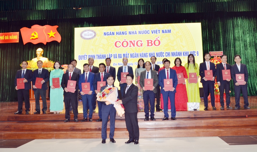 Phó Thống đốc Phạm Tiến Dũng trao hoa chúc mừng ra mắt Ban lãnh đạo NHNN khu vực 9