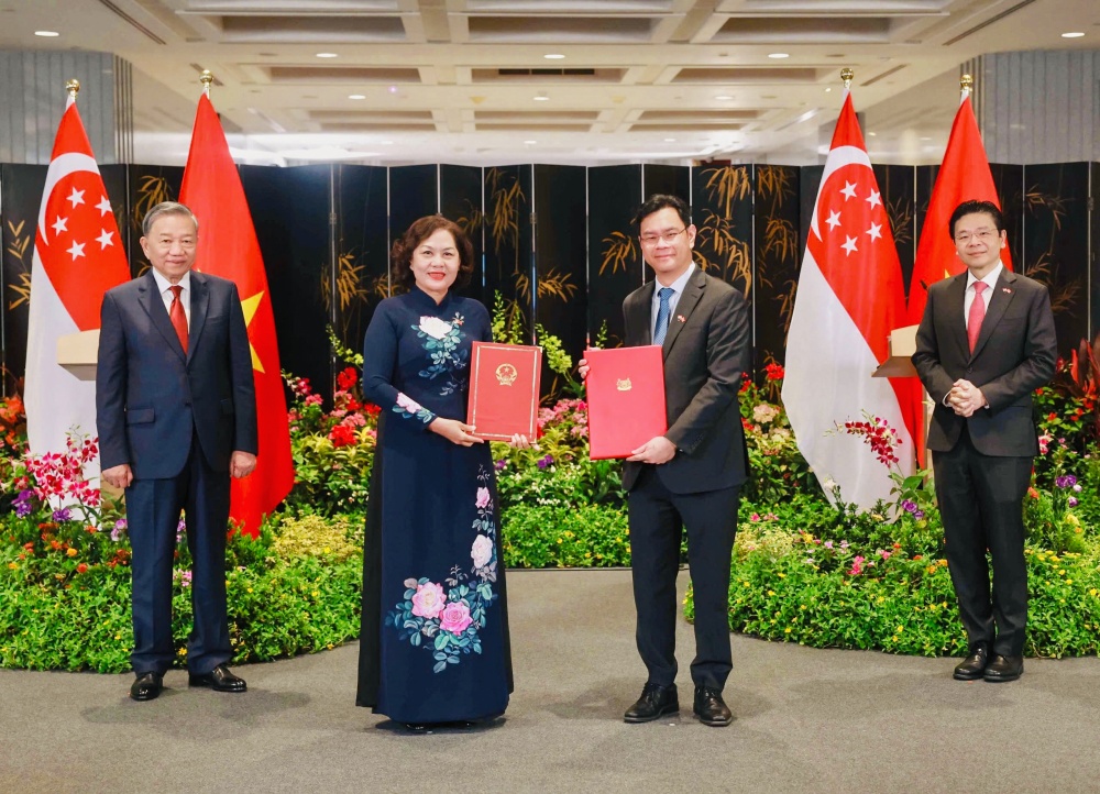 Thống đốc Nguyễn Thị Hồng và Tổng Giám đốc Cơ quan Tiền tệ Singapore Chia Der Jiun trao đổi Bản ghi nhớ nâng cấp về hợp tác trong lĩnh vực đổi mới tài chính