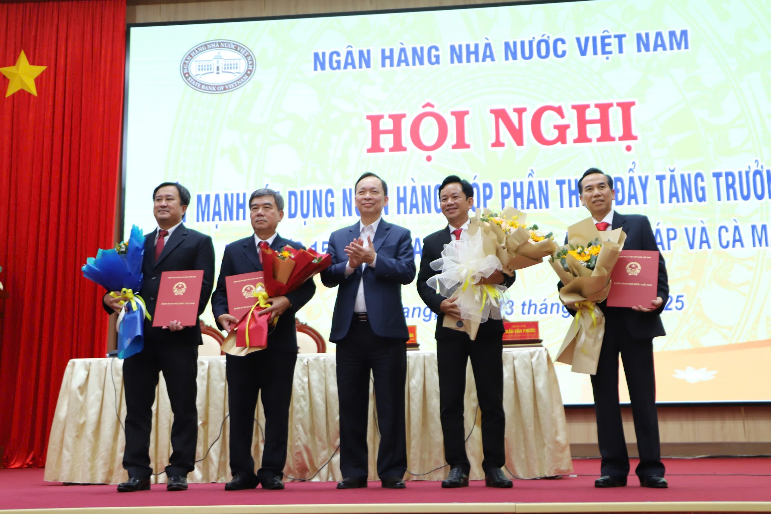 Phó Thống đốc Thường trực Đào Minh Tú trao quyết định bổ nhiệm các Phó Giám đốc NHNN chi nhánh Khu vực 15