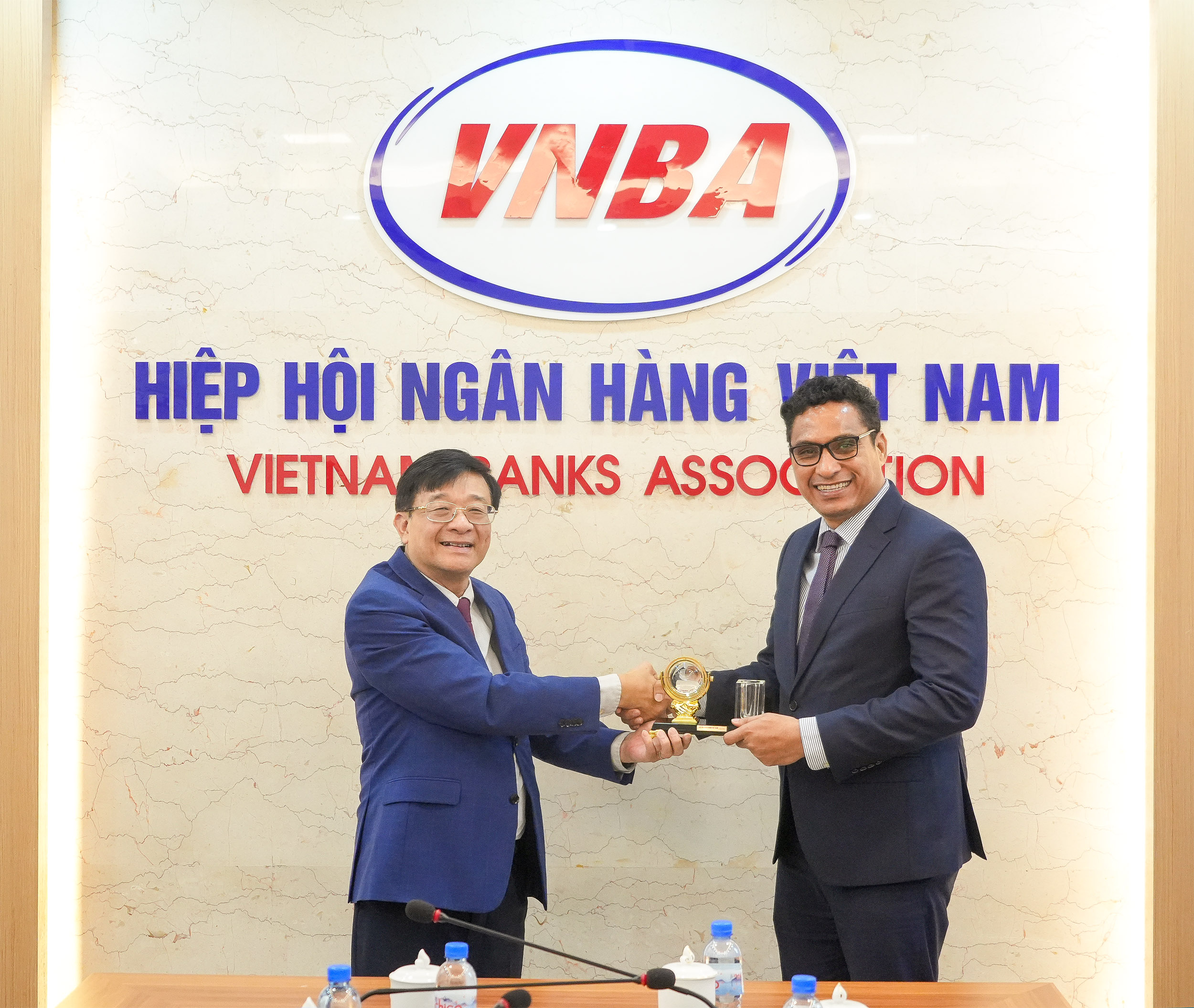 Phó Chủ tịch kiêm Tổng Thư ký Nguyễn Quốc Hùng trao quà kỷ niệm của Hiệp hội tặng ông Helder Lopes Thống đốc Ngân hàng Trung ương Timor-Leste