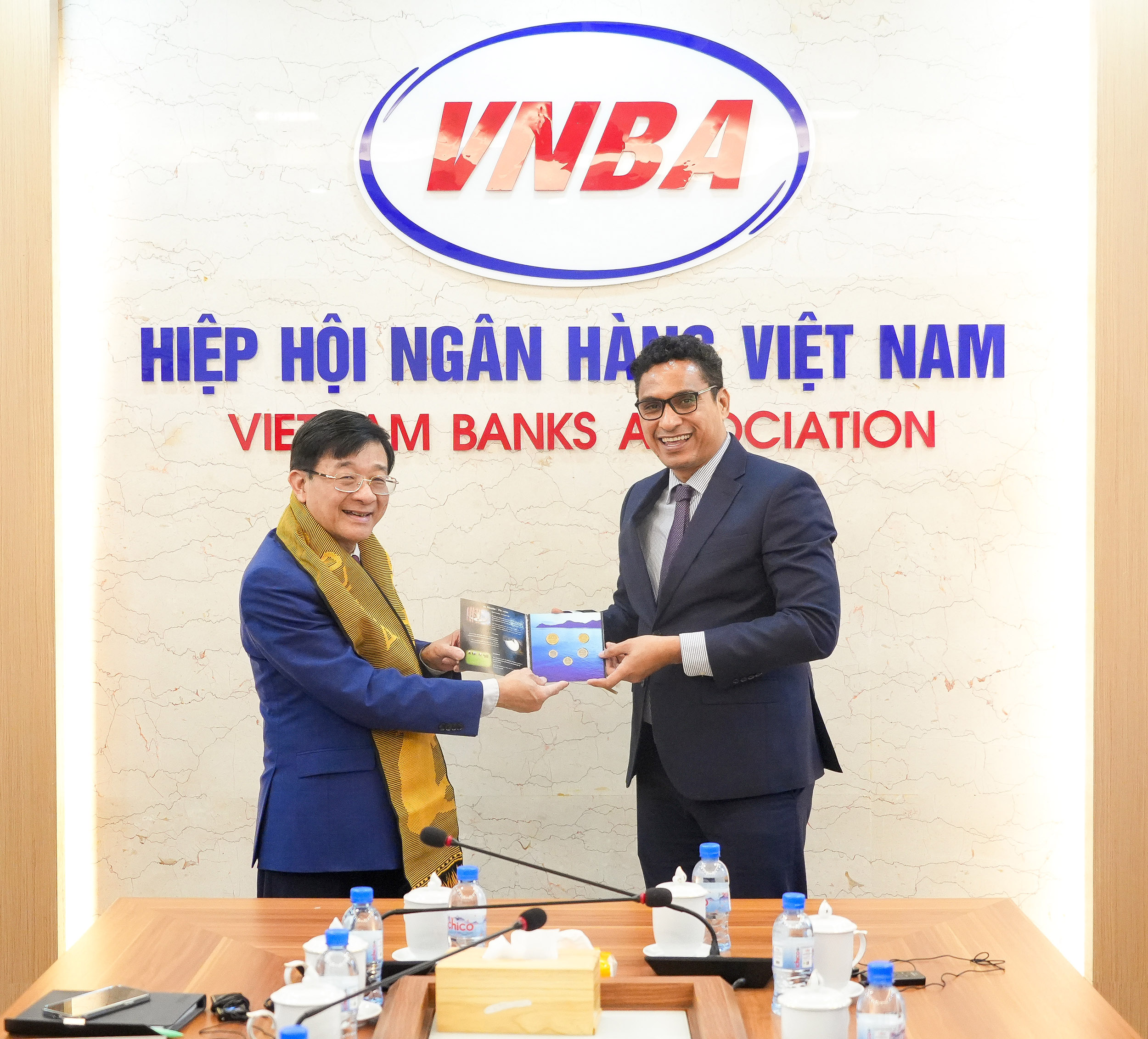 Ông Helder Lopes Thống đốc Ngân hàng Trung ương Timor-Lestetặng quà lưu niệm tới ông Nguyễn Quốc Hùng - Phó Chủ tịch kiêm Tổng Thư ký Hiệp hội Ngân hàng Việt Nam
