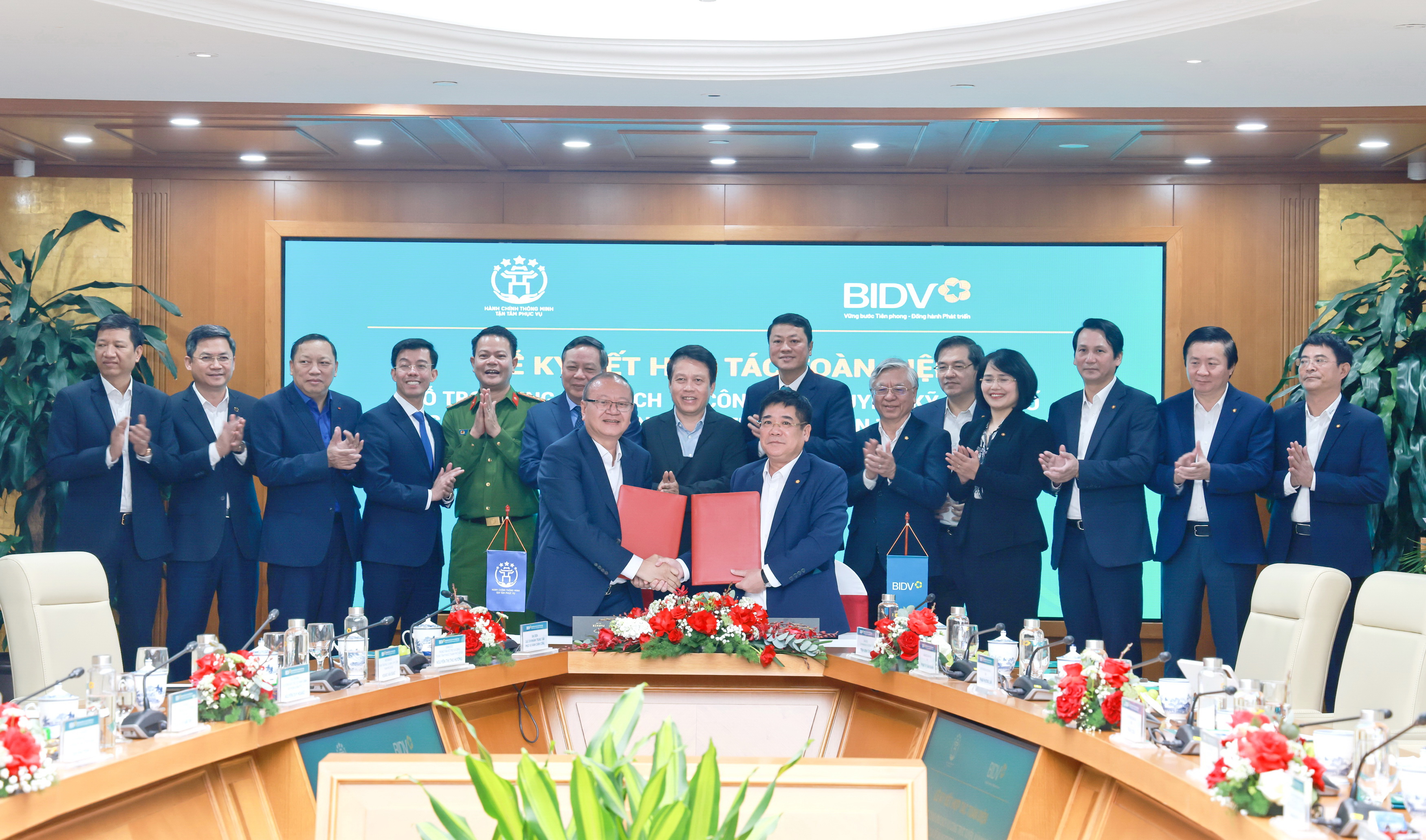 Lãnh đạo BIDV Chi nhánh Hà Đông và Trung tâm PVHCC TP. Hà Nội ký kết Thỏa thuận hợp tác cung ứng dịch vụ thanh toán
