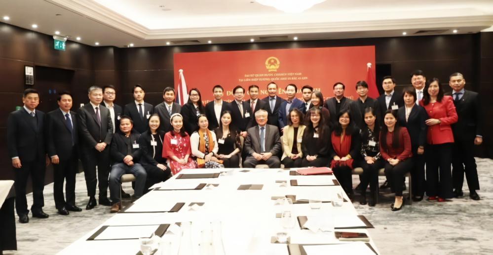 Phó Thủ tướng Thường trực Nguyễn Hoà Bình và Đoàn công tác chụp ảnh lưu niệm với đại diện Hội trí thức Việt Nam tại Anh và Ireland
