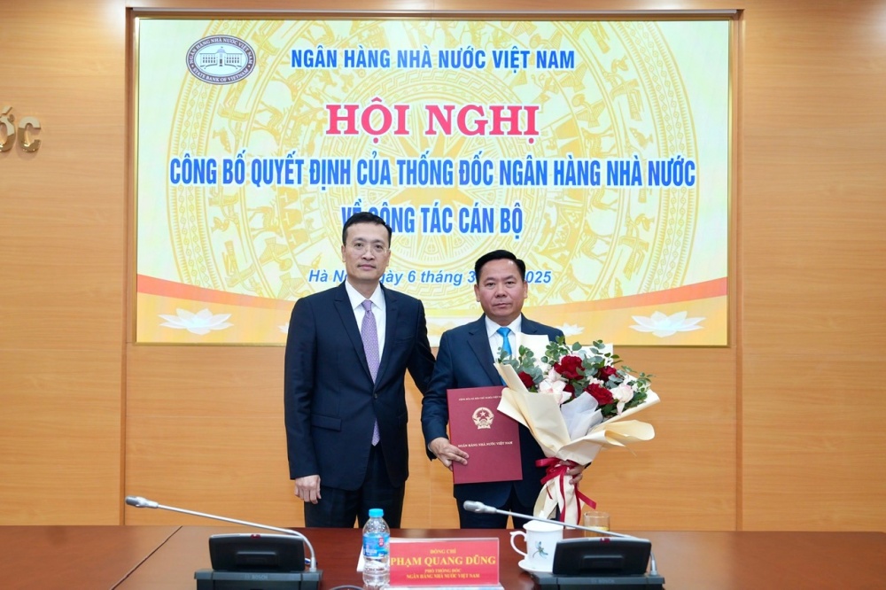 Phó Thống đốc Phạm Quang Dũng trao Quyết định bổ nhiệm cho ông Lại Hữu Phước