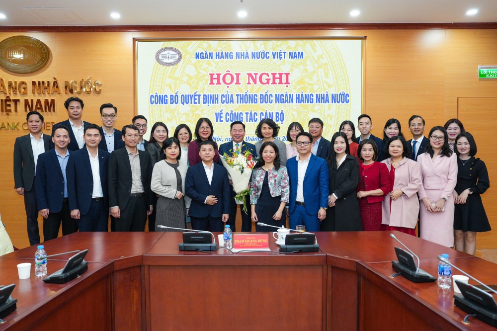 Các đại biểu tham dự Hội nghị tặng hoa chúc mừng