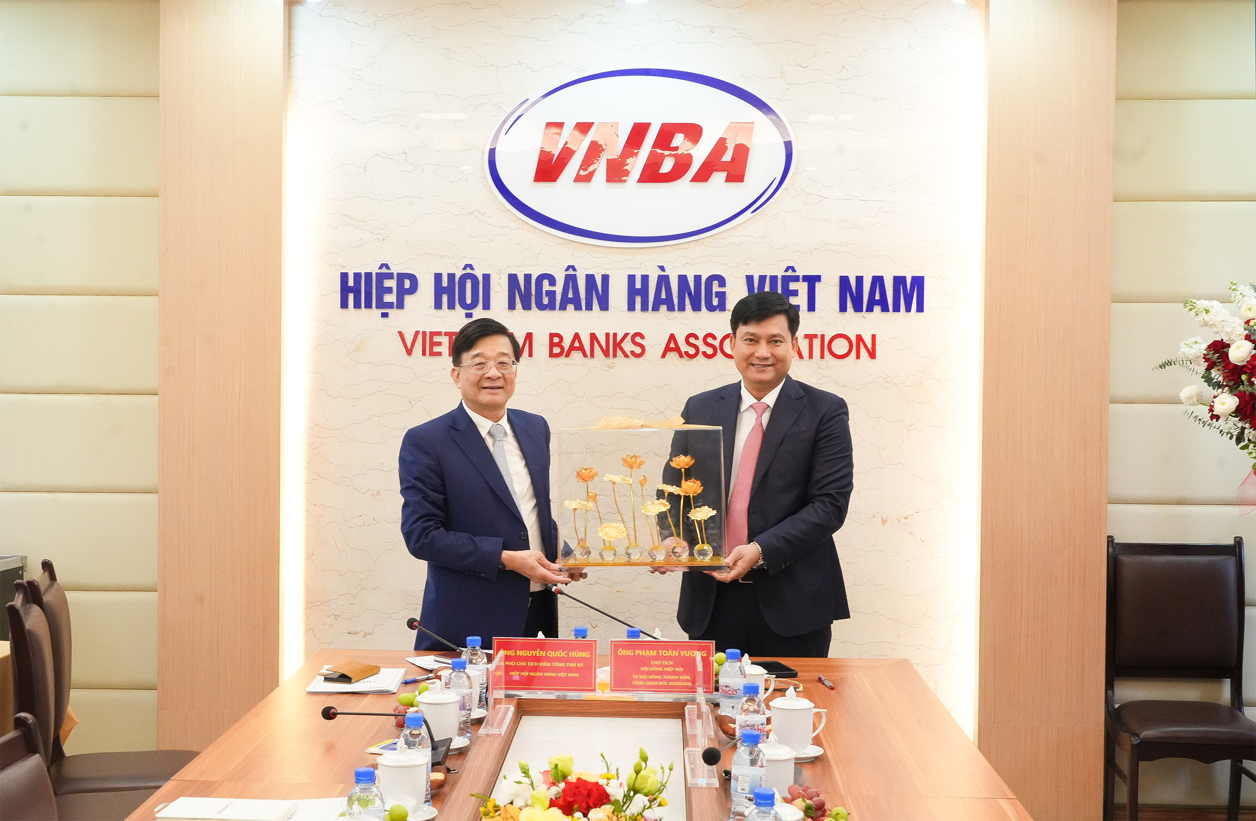 Chủ tịch Phạm Toàn Vượng tặng quà lưu niêm cho Cơ quan Thường trực Hiệp hội Ngân hàng Việt Nam