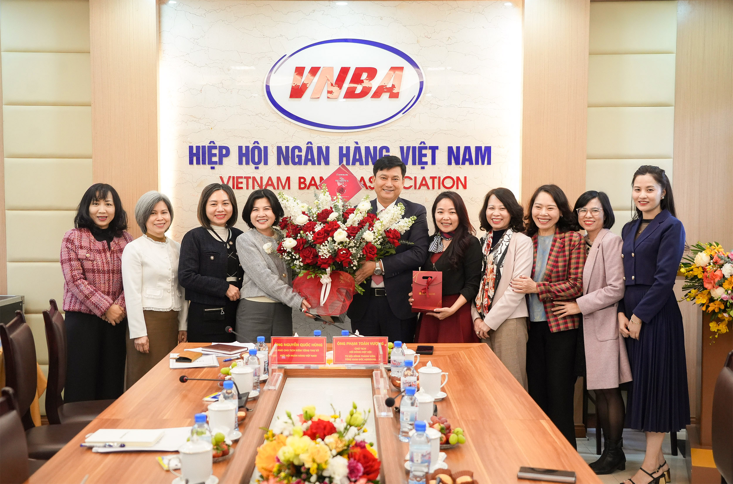 Chủ tịch Phạm Toàn Vượng tặng hoa cho các nữ cán bộ Hiệp hội Ngân hàng Việt Nam