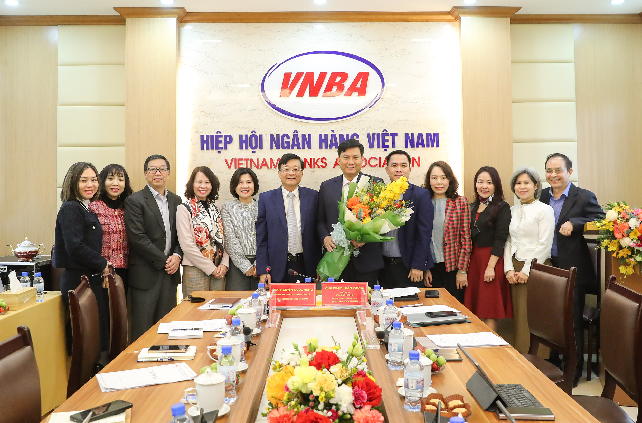 Lánh đạo VNBA tặng hoa chúc mừng Chủ tịch VNBA Phạm Toàn Vượng