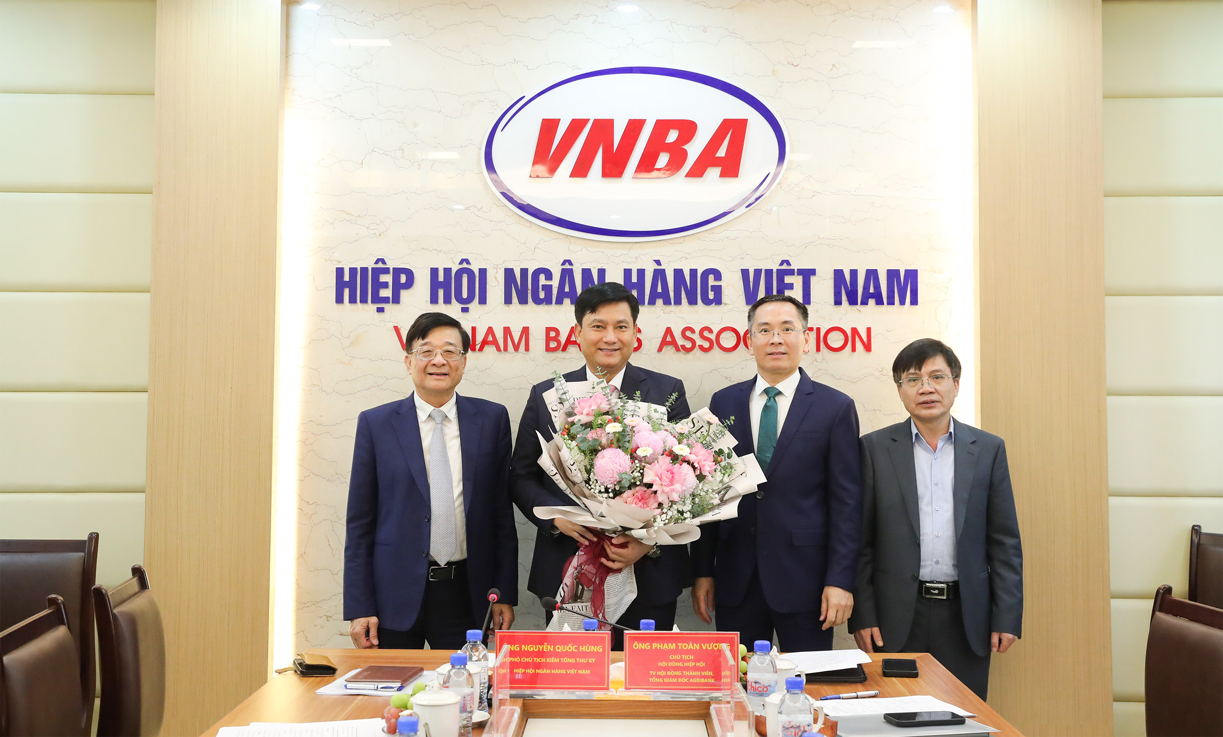 Thường trực Hiệp hội Ngân hàng Việt Nam tặng hoa chúc mừng Chủ tịch Phạm Toàn Vượng 060325
