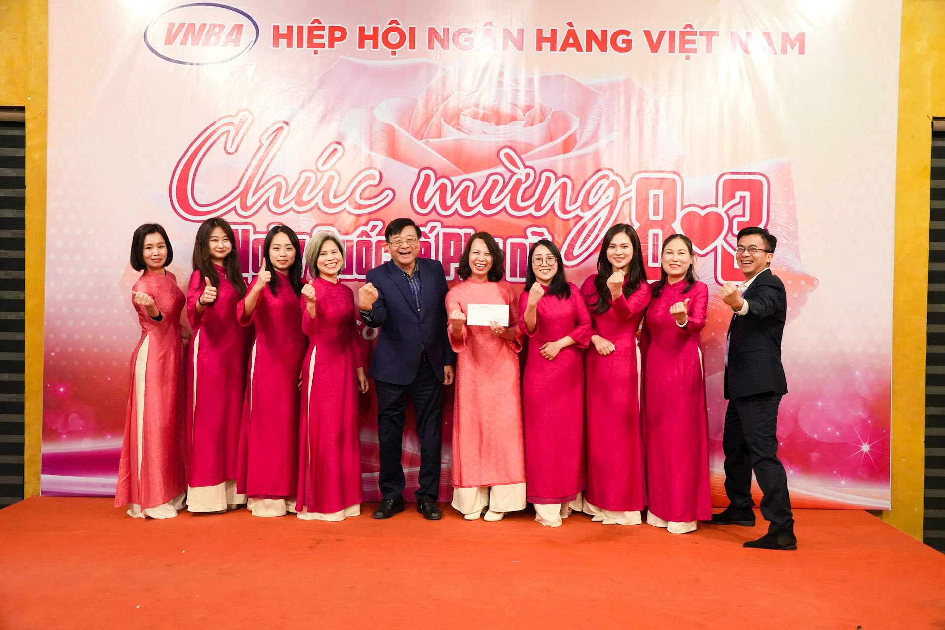 Phó Chủ tịch kiêm Tổng Thư ký Nguyễn Quốc Hùng trao giải Nhất hạng mục "Thanh lịch VNBA"