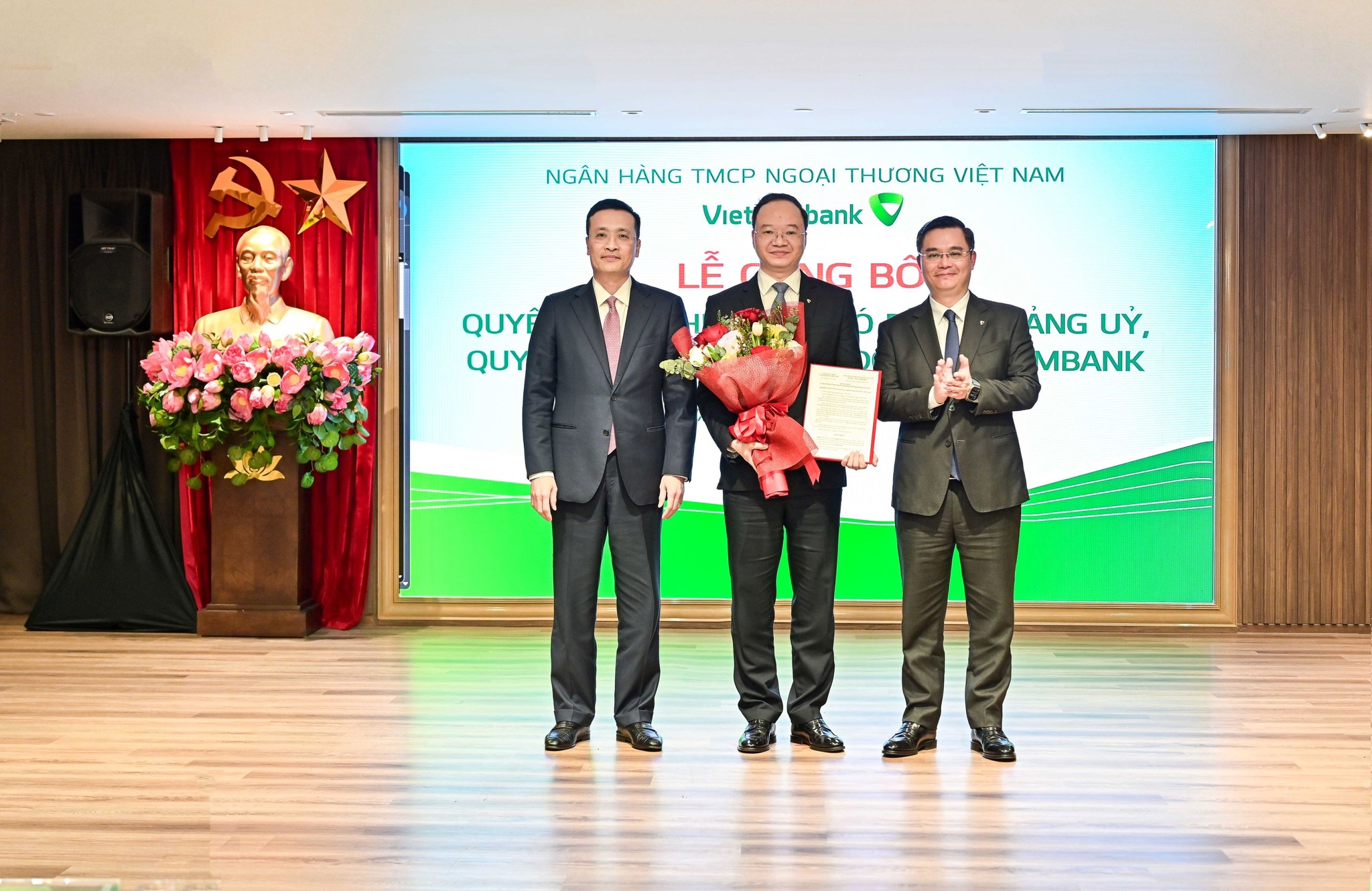 Ông Lê Quang Vinh (giữa) - phó tổng giám đốc phụ trách ban điều hành Vietcombank - vừa được bổ nhiệm làm tổng giám đốc ngân hàng này - Ảnh: VCB